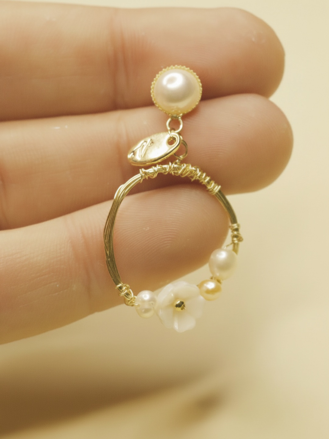 Detalle de pendiente de aro con flores y perlas de imitación — pendientes baratos, detalle · Lola y Sol (EAR-095)