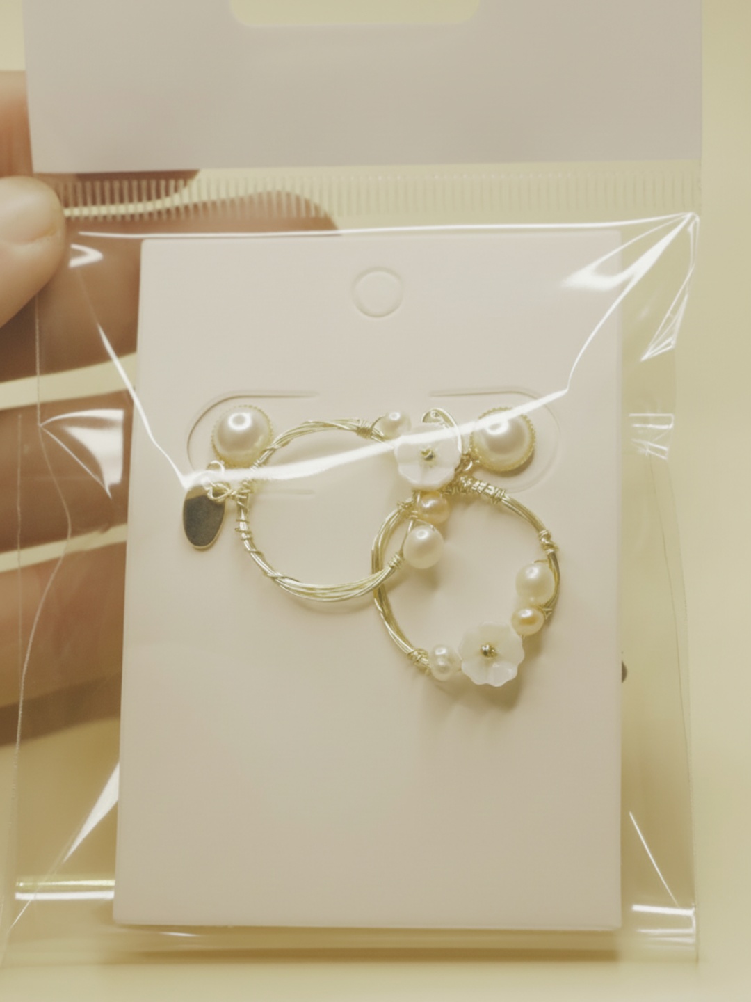 Pendientes de aro con flores en envoltorio transparente — pendientes de moda, vista lateral · Lola y Sol (EAR-095)