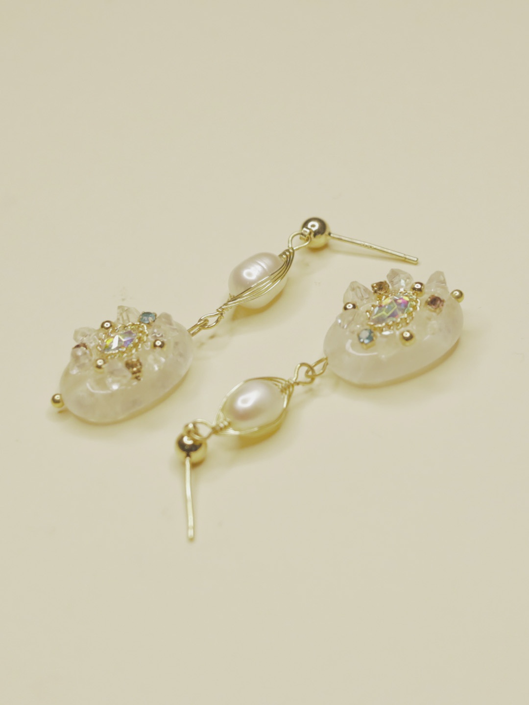 Pendientes largos dorados con detalles nacarados y colgantes ovalados irisados — pendientes para mujer, vista principal · Lola y Sol (EAR-098)
