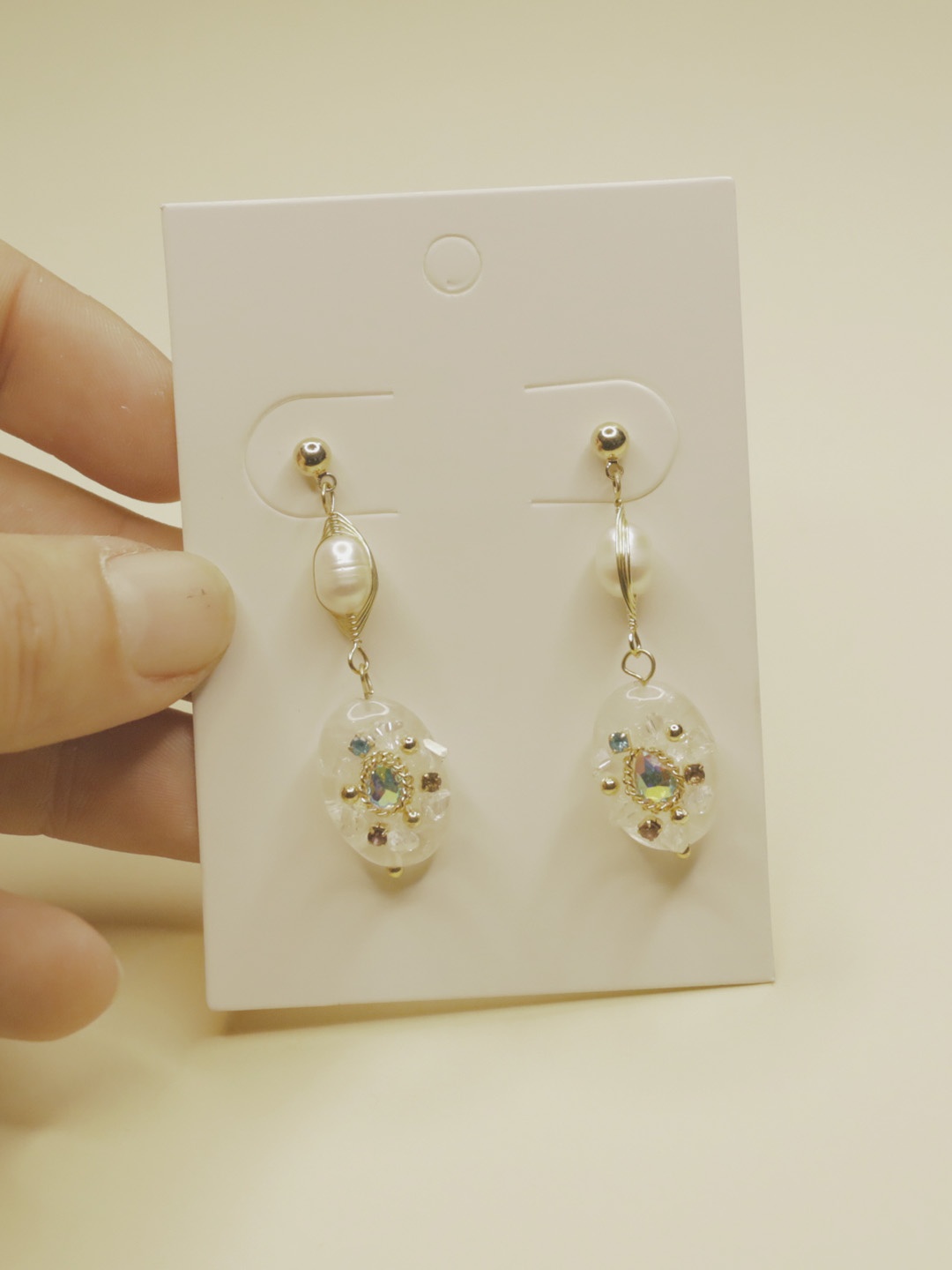 Vista frontal de pendientes largos dorados decorados sobre tarjeta — pendientes baratos, detalle · Lola y Sol (EAR-098)