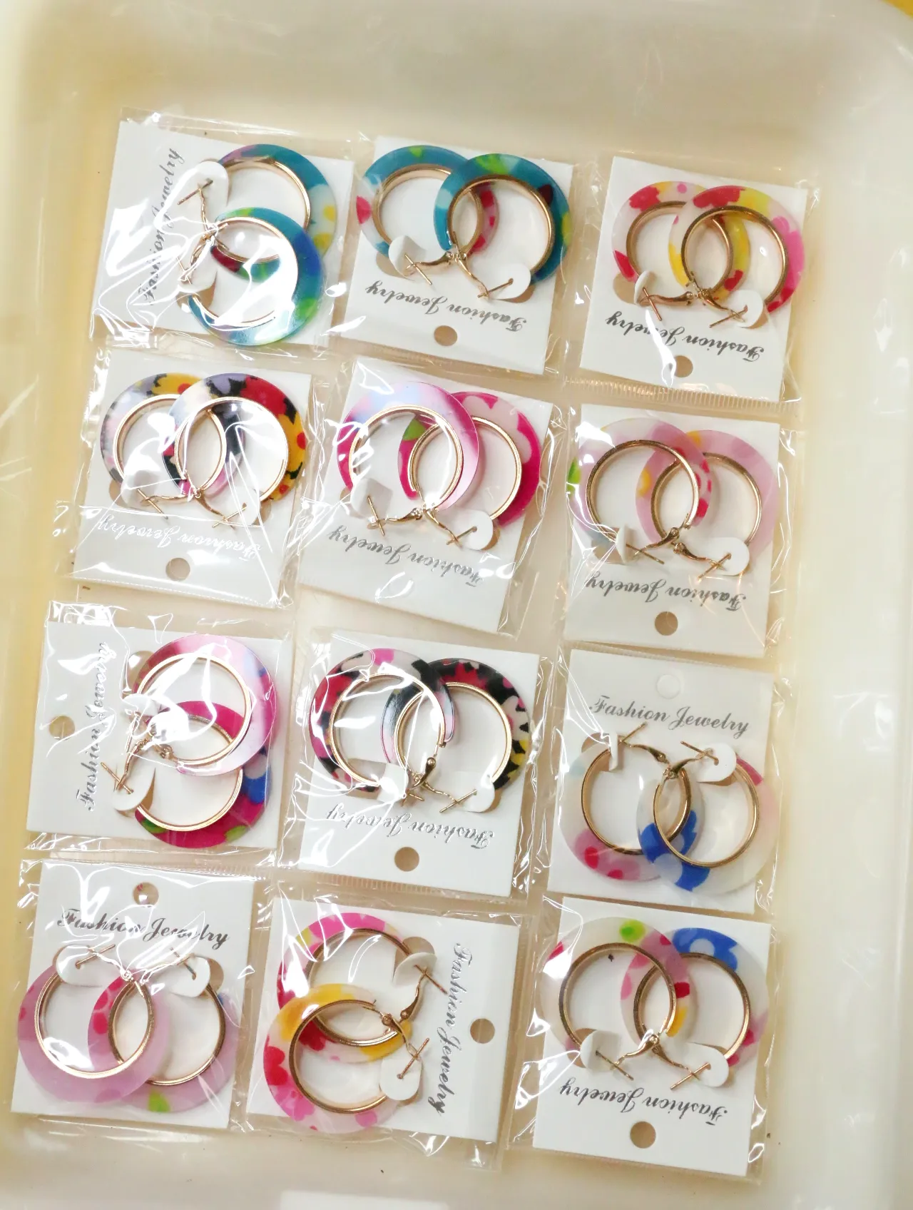 Surtido de pendientes de aro multicolor en tarjetas — lote de bisutería para mujer, vista principal · Lola y Sol (H0007)