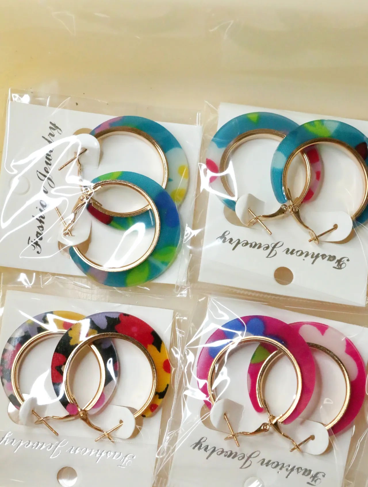 Lote de pendientes de aro multicolor con flores al por mayor — lote de bisutería para mujer, detalle · Lola y Sol (H0008)
