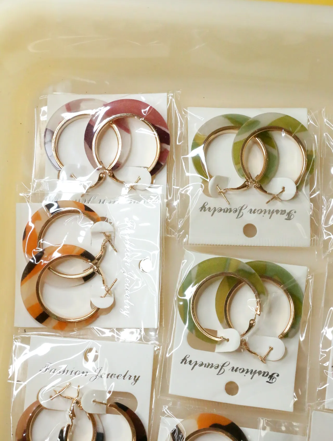 Pendientes de aro estampados en rosa, naranja y verde — lote de bisutería originales, detalle del acabado · Lola y Sol (H0009)
