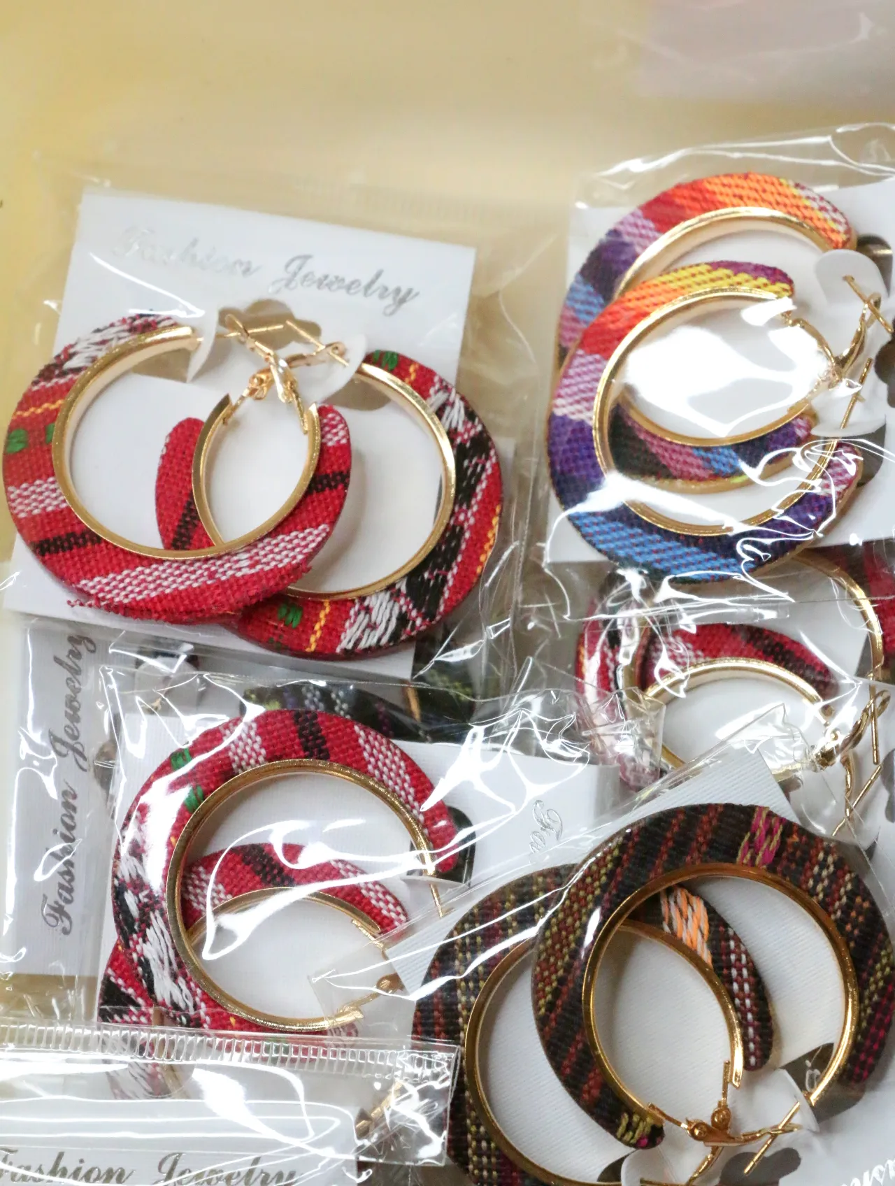 Lote de pendientes de aro con tejido multicolor al por mayor — lote de bisutería para mujer, detalle · Lola y Sol (H0010)