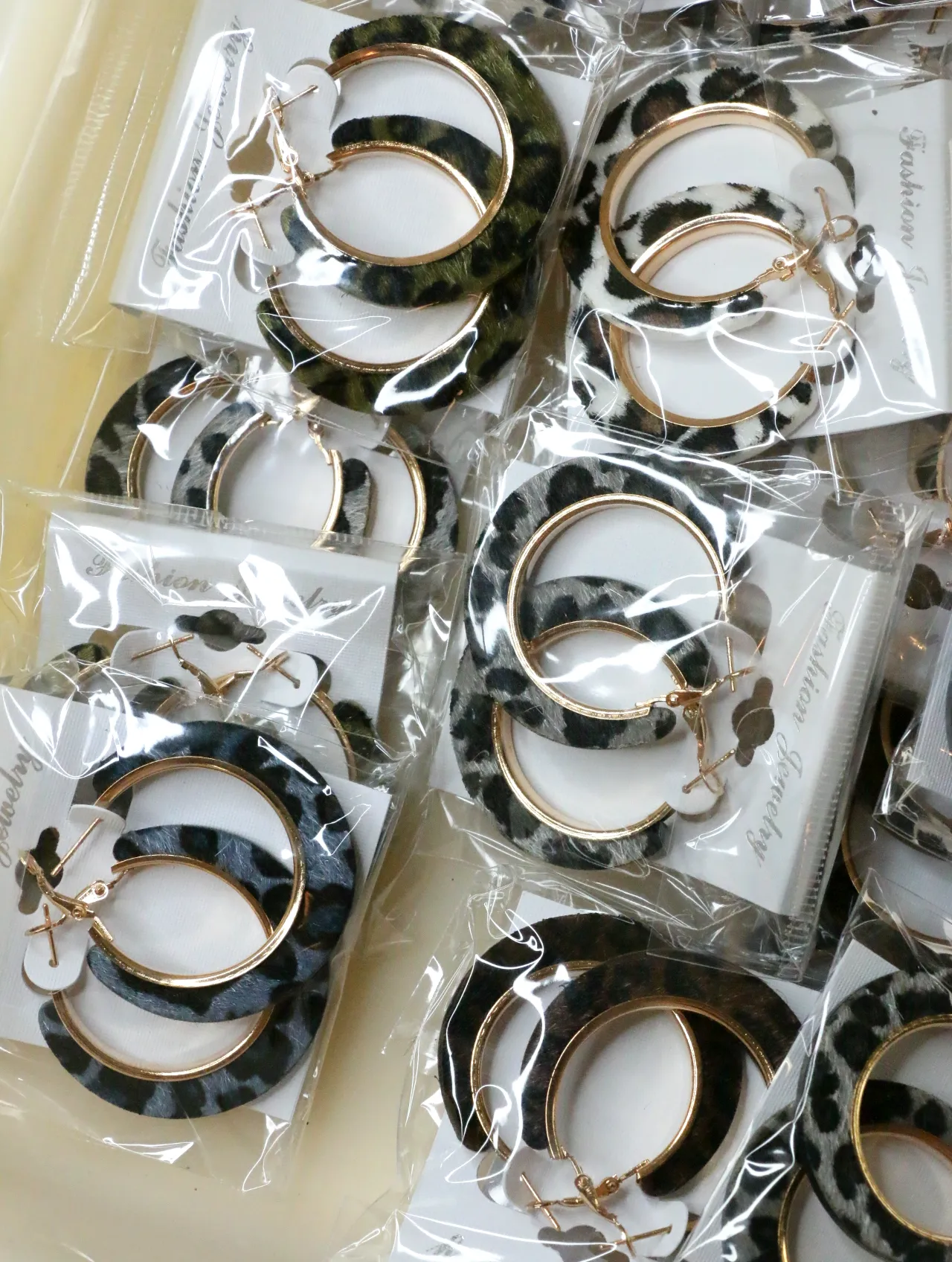Pendientes de aro animal print envasados con detalles dorados — lote de bisutería baratos, detalle · Lola y Sol (H0011)