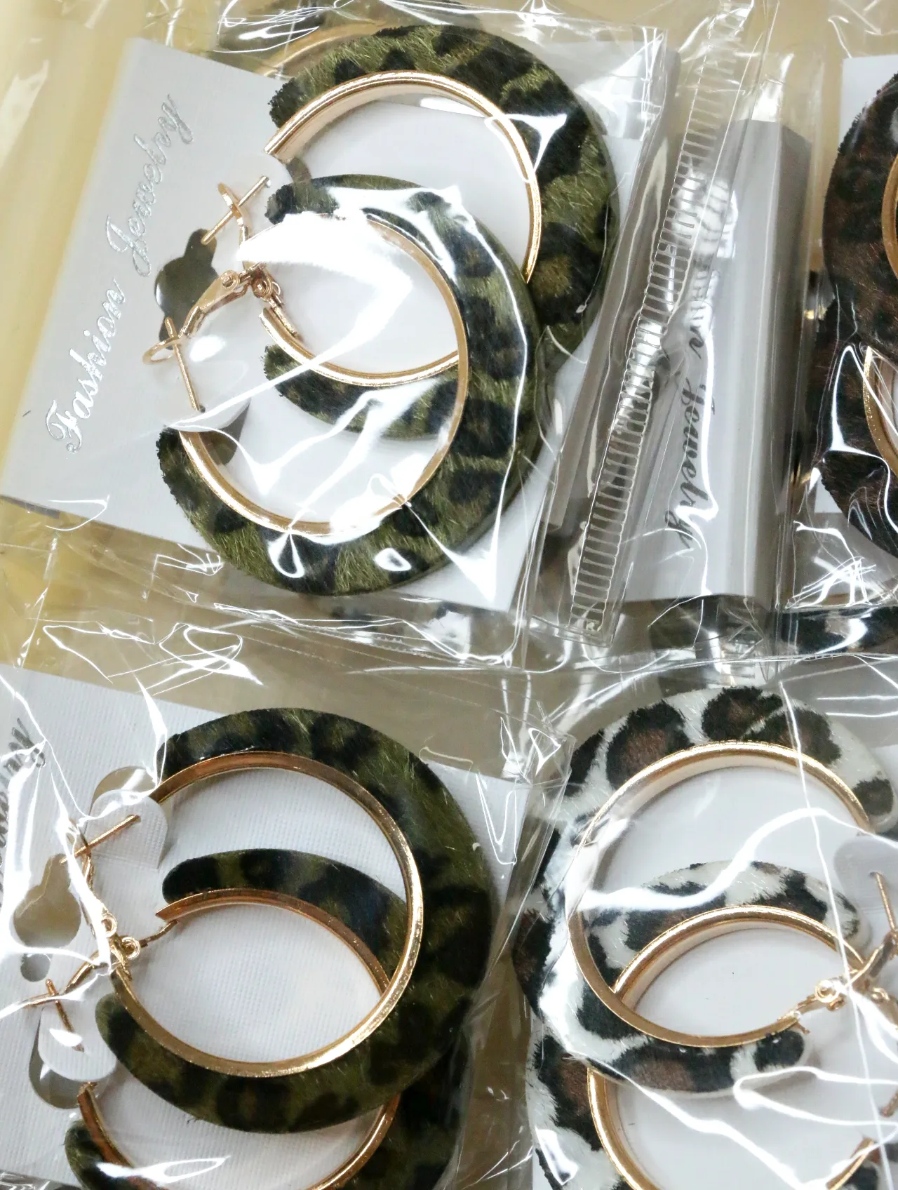 Lote de pendientes de aro animal print al por mayor — lote de bisutería para mujer, detalle · Lola y Sol (H0011)