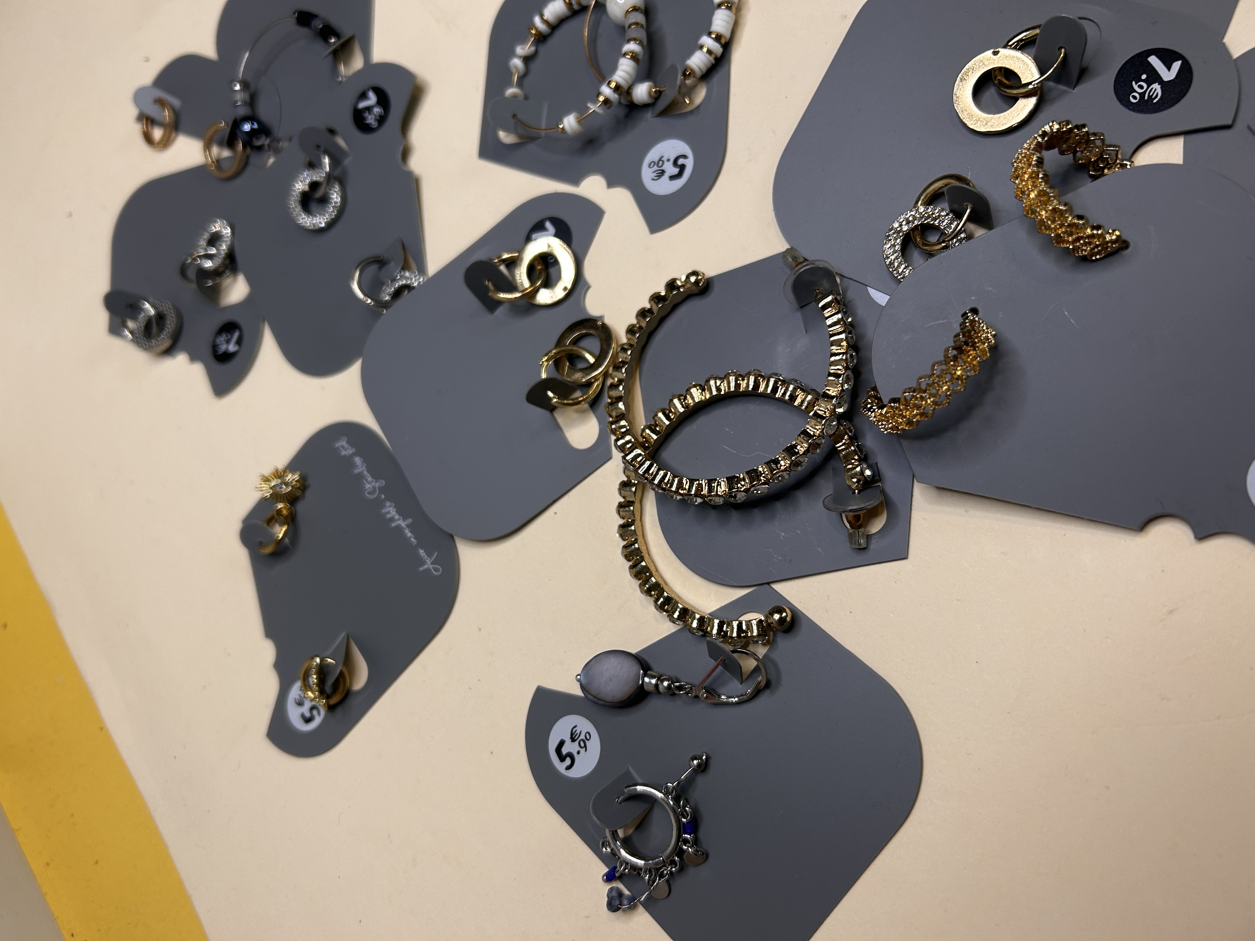 Surtido de pendientes de bisutería con aros y colgantes variados — lote de pendientes de moda, vista lateral · Lola y Sol (HOOP-200)
