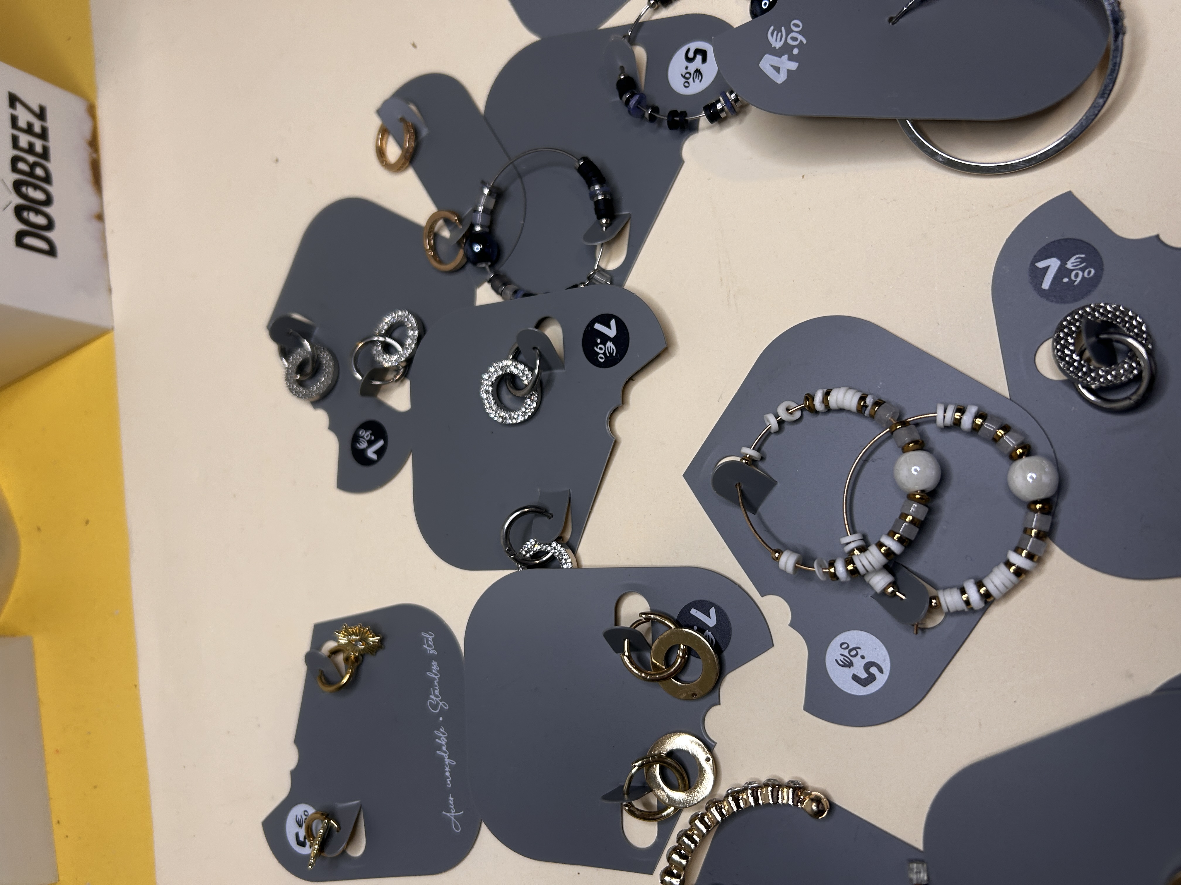 Selección de aros con cuentas y aros metálicos para reventa — lote de pendientes originales, detalle del acabado · Lola y Sol (HOOP-200)