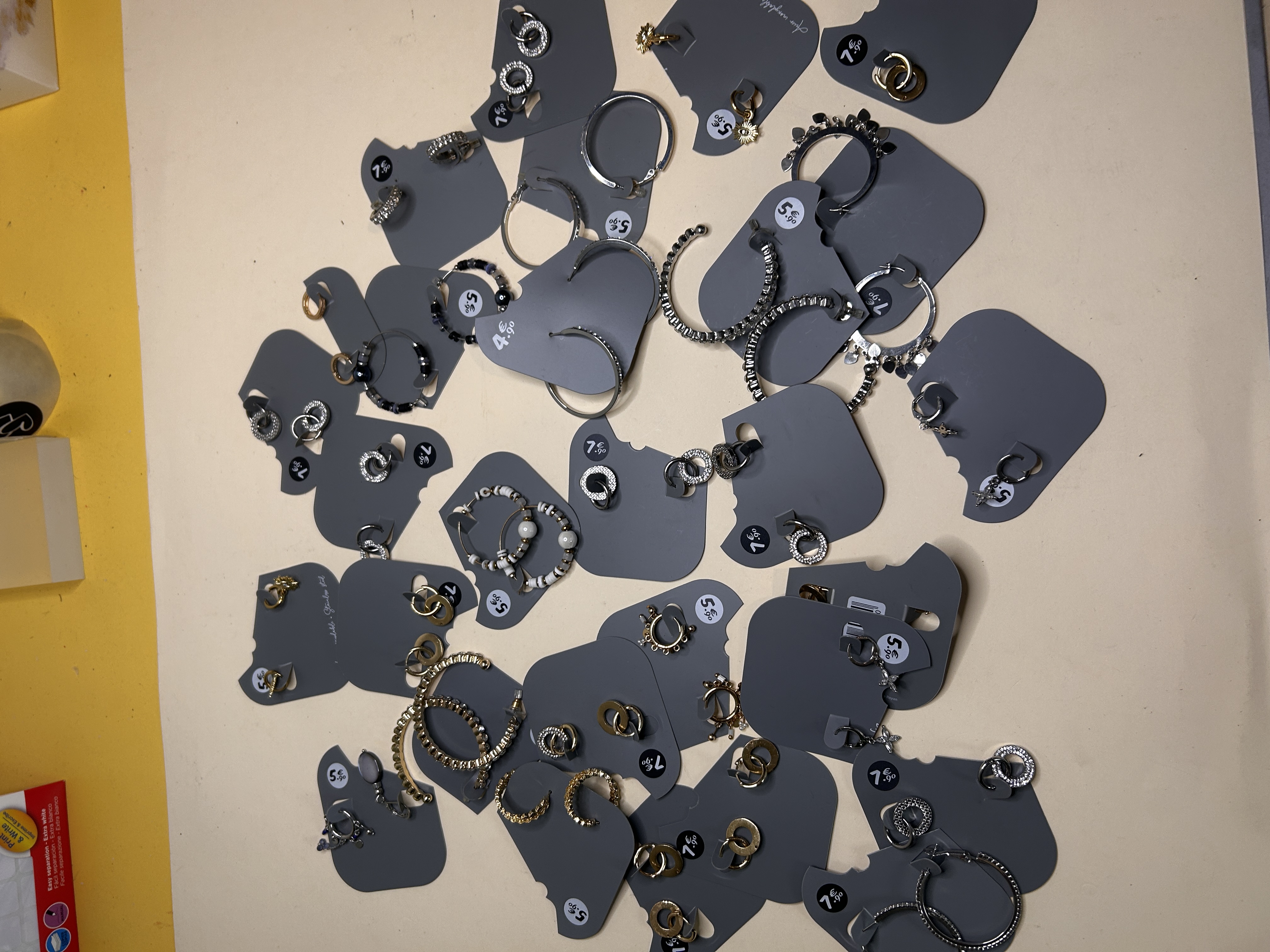 Lote de Bisutería al por Mayor - Pendientes de Aro y Criollas Variados — lote de pendientes de moda, detalle del acabado · Lola y Sol (HOOP-200)