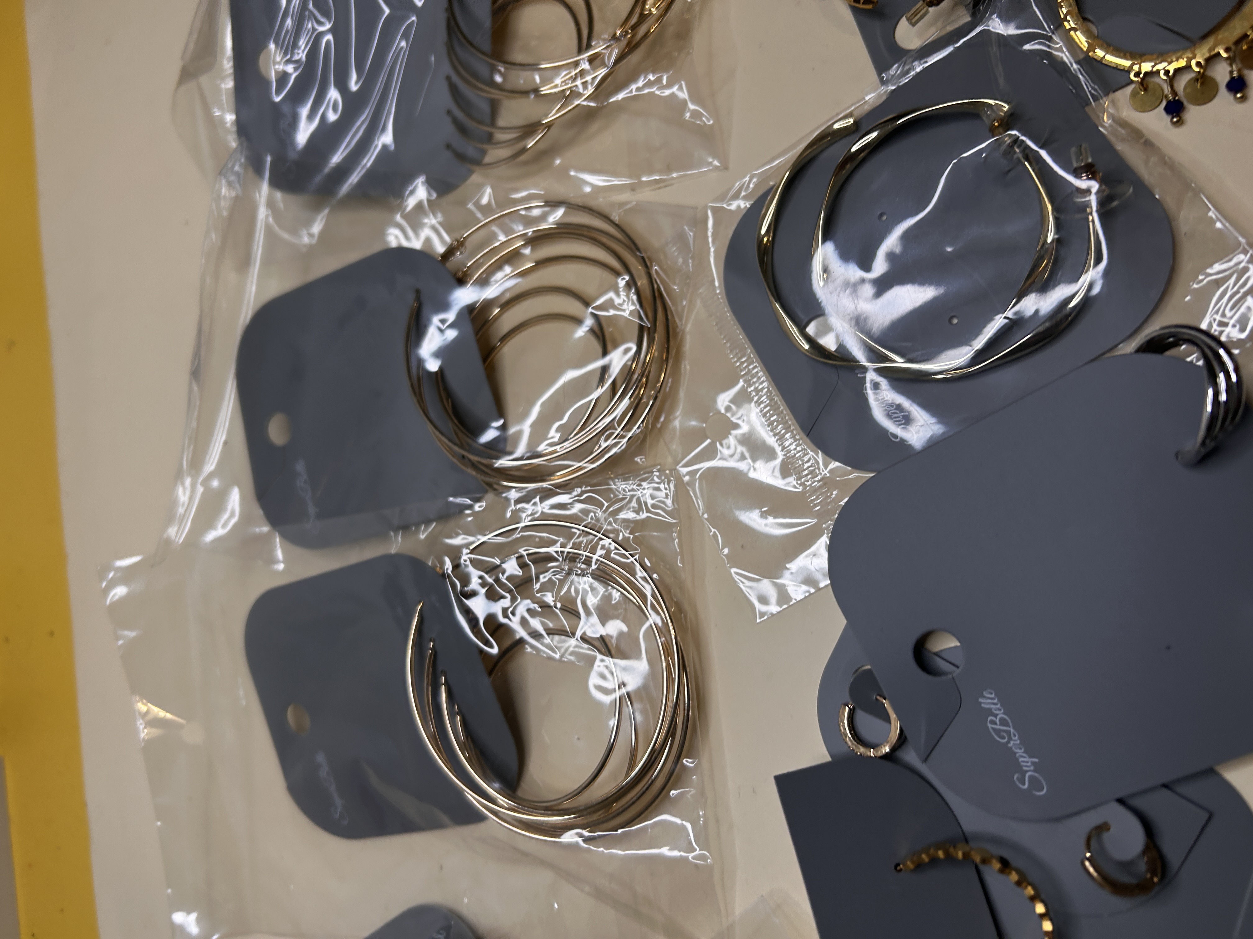 Primer plano de aros múltiples dorados embolsados — lote de pendientes originales, detalle del acabado · Lola y Sol (HOOP-201)