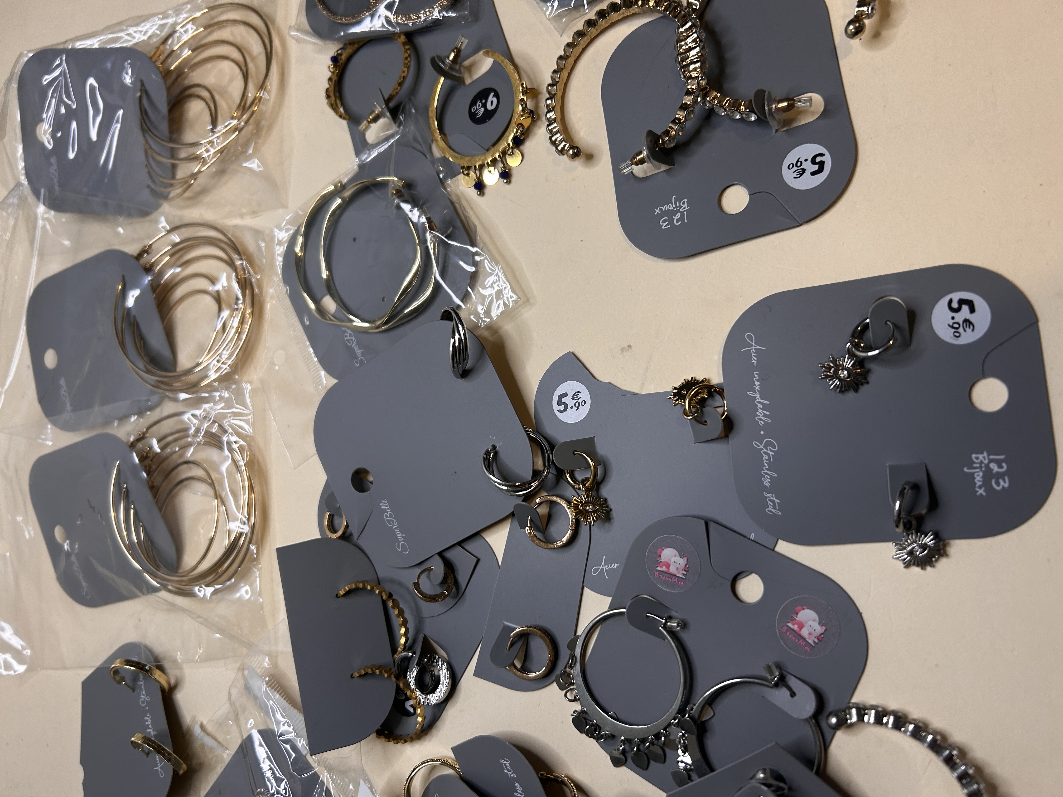 Lote al por Mayor de Aros y Pendientes Variados — lote de pendientes de moda, detalle del acabado · Lola y Sol (HOOP-201)