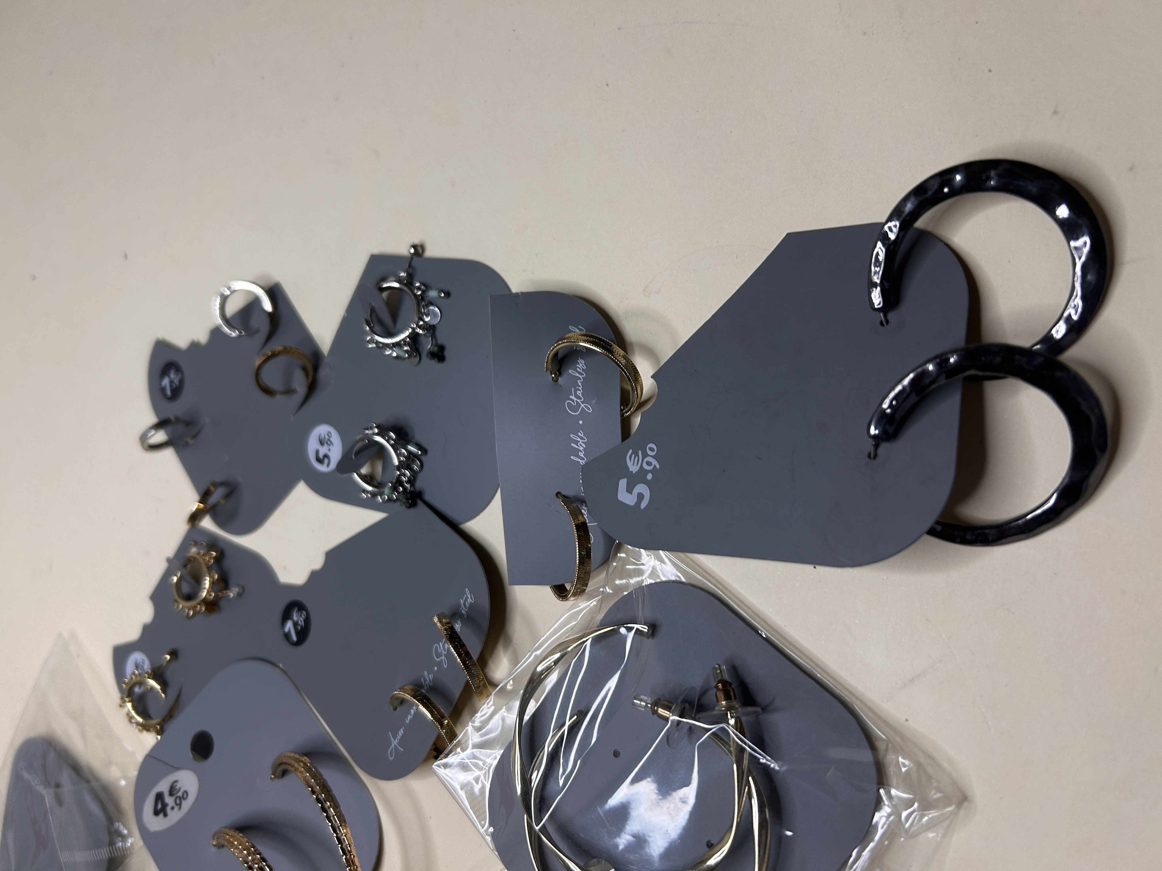 Selección de aros texturizados y aros esmaltados negros — lote de pendientes originales, detalle del acabado · Lola y Sol (HOOP-202)