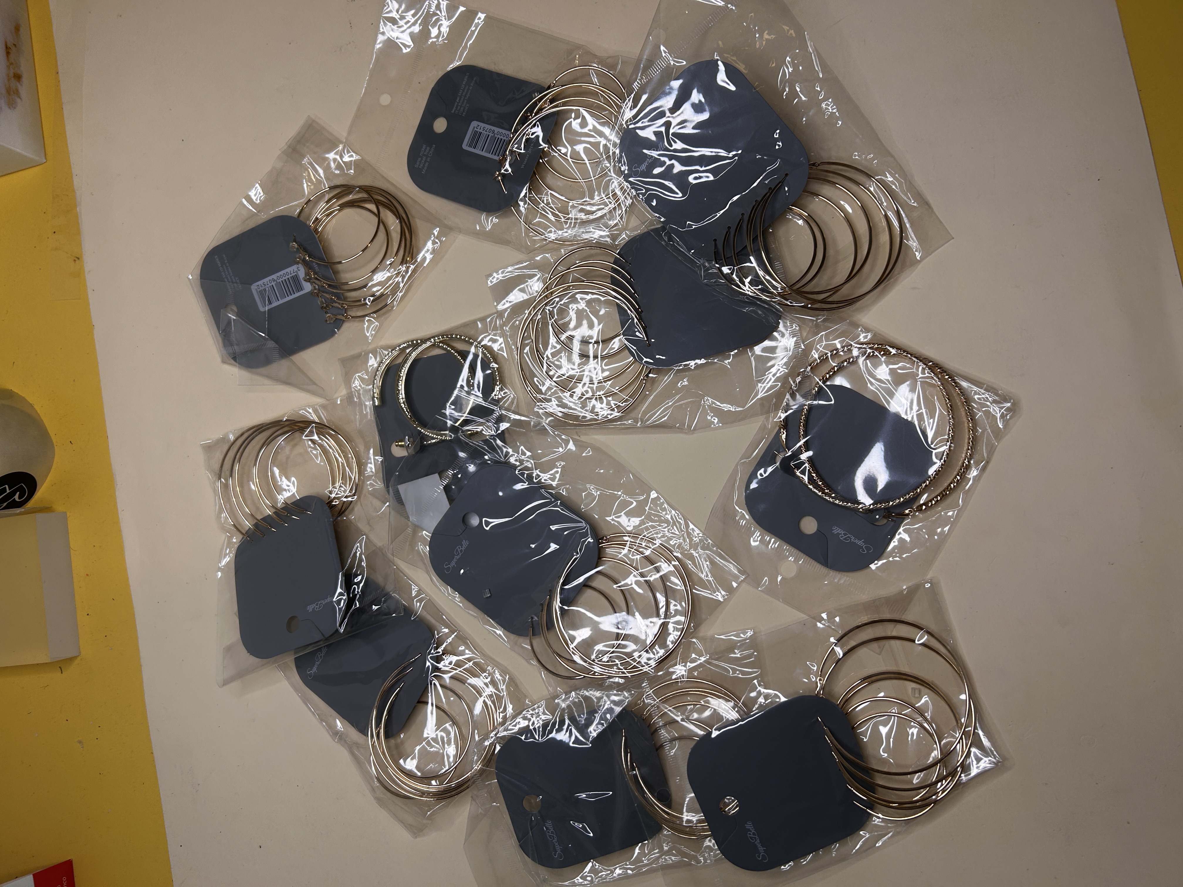 Surtido de paquetes de pendientes de aro dorados en tarjetas — lote de pendientes baratos, detalle · Lola y Sol (HOOP-203)