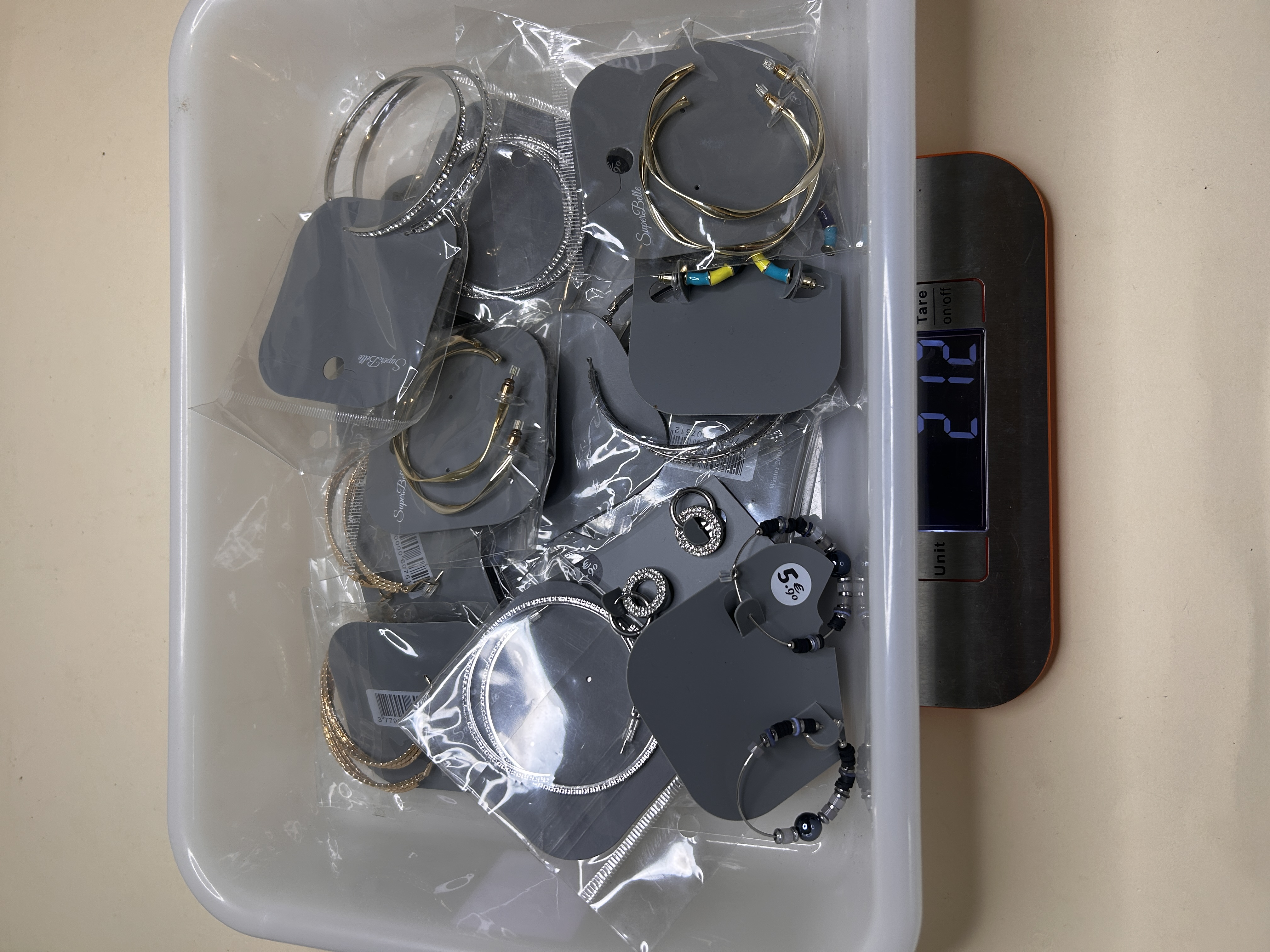Lote surtido de pendientes de aro en blíster para venta al por mayor — lote de pendientes para mujer, vista principal · Lola y Sol (HOOP-204)