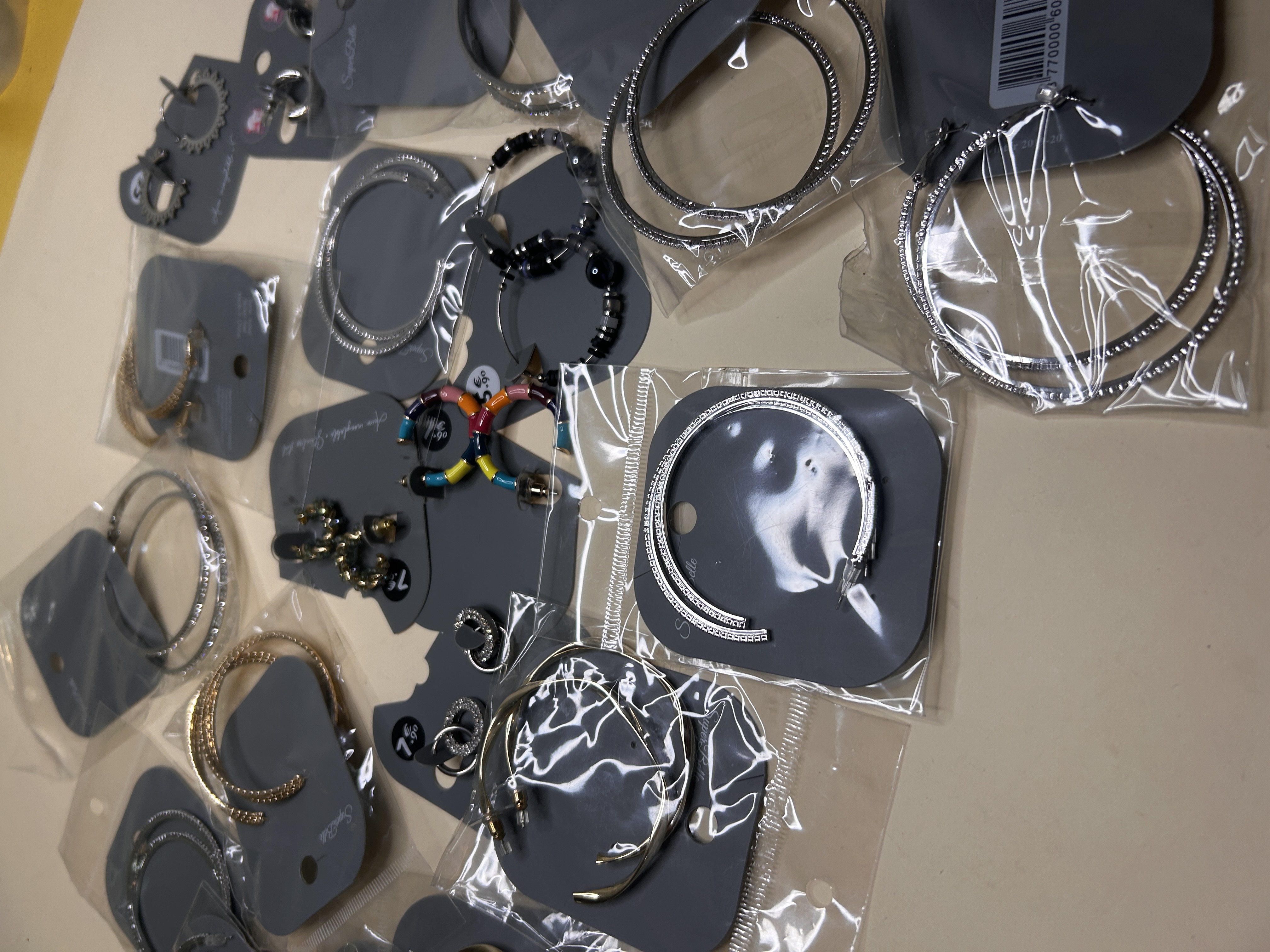 Lote de Pendientes de Aro al por Mayor - Tonos Dorados y Plateados — lote de pendientes para mujer, detalle · Lola y Sol (HOOP-204)