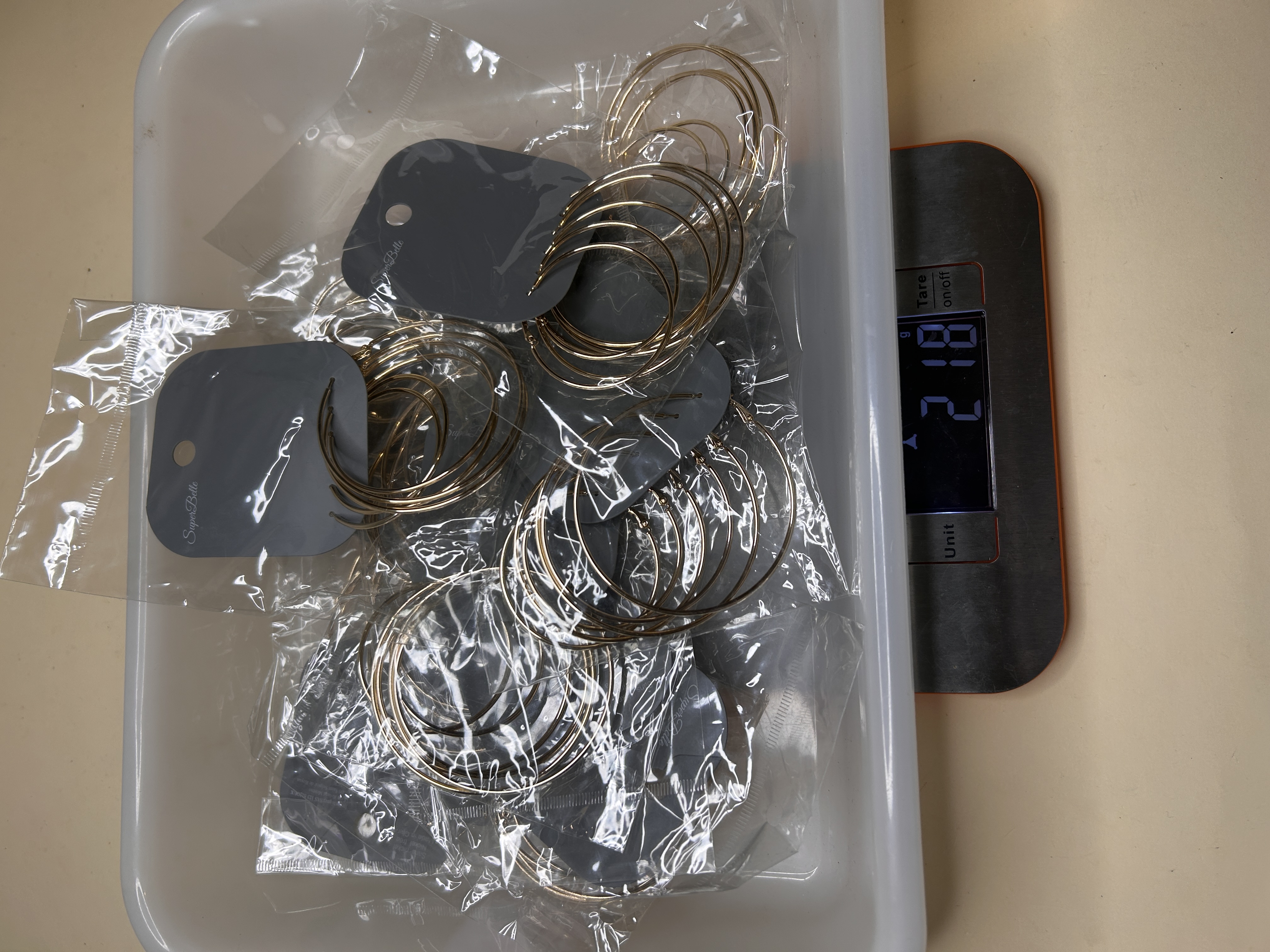 Lote de aros dorados empaquetados en bandeja para venta al por mayor — lote de pendientes para mujer, vista principal · Lola y Sol (HOOP-205)