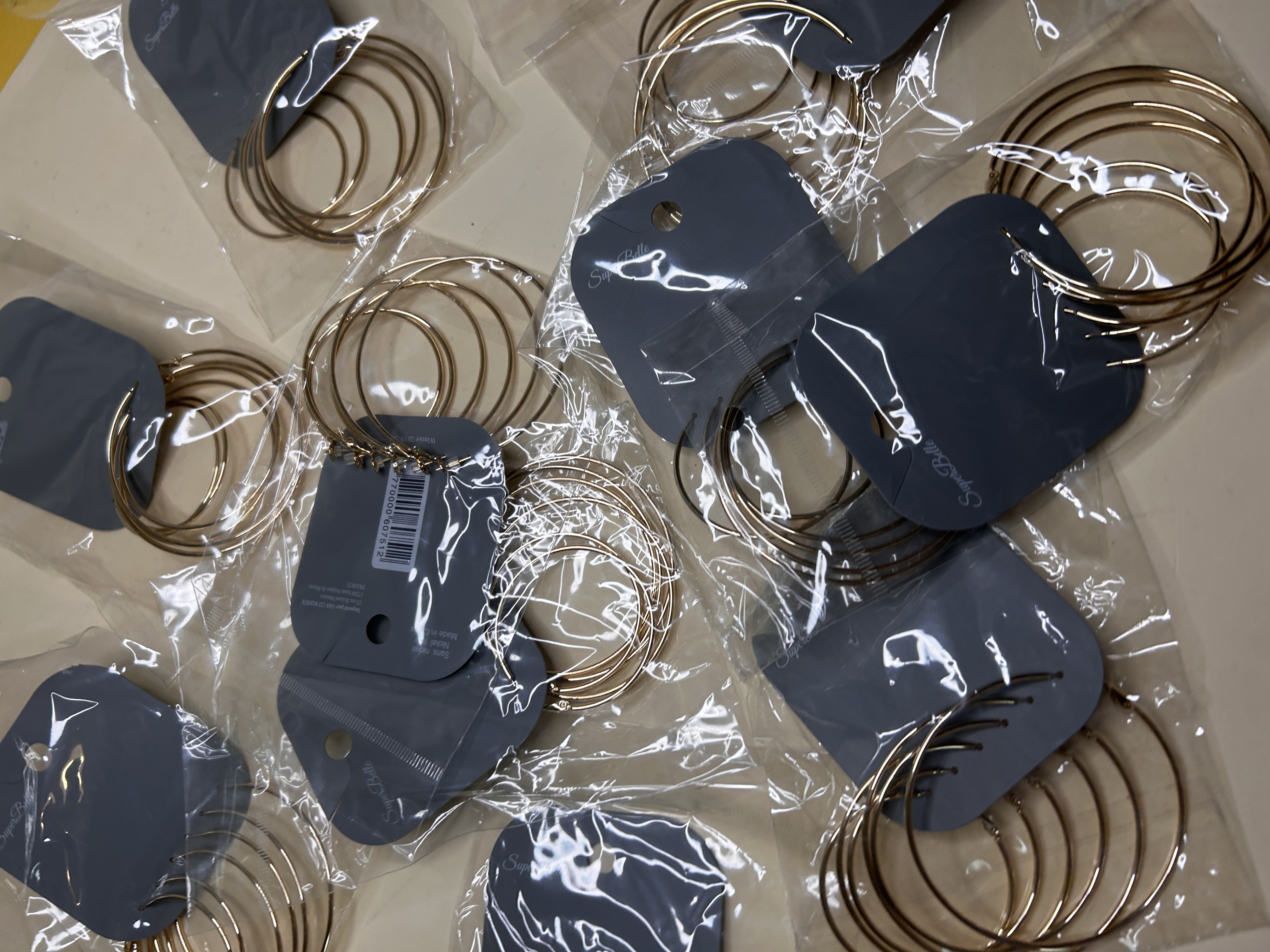 Stock de pendientes de aro en cartón para revendedores — lote de pendientes originales, detalle del acabado · Lola y Sol (HOOP-205)