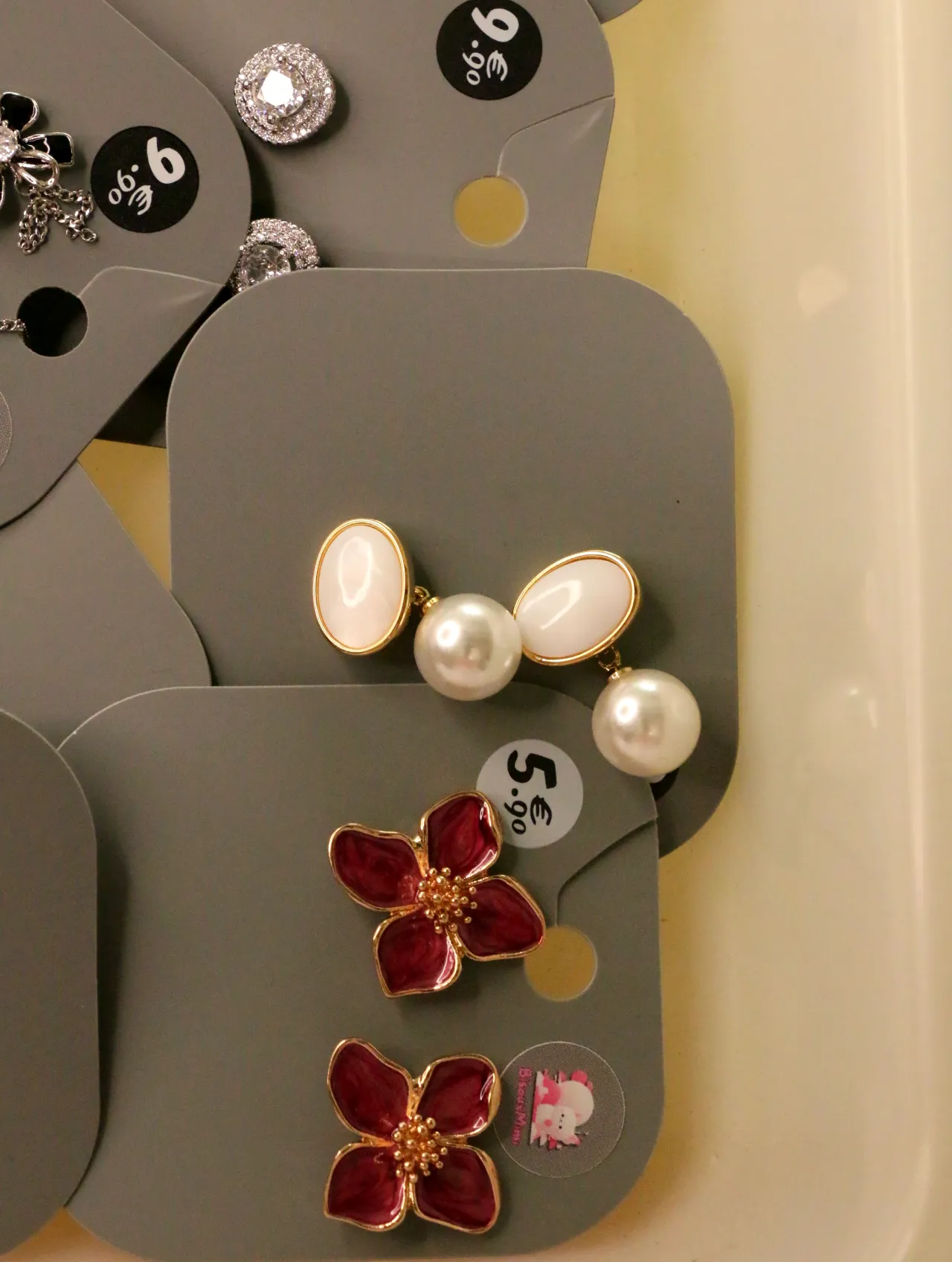 Pendientes de flores rojas y pendientes dorados con efecto perla — lote de bisutería baratos, detalle · Lola y Sol (LOLA-P-BC-001)