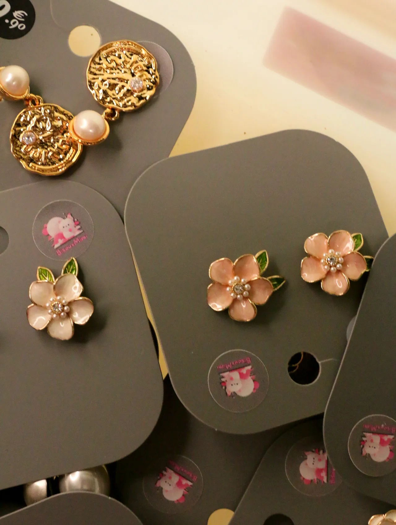 Pendientes de flores rosas con detalles de hojas verdes — lote de bisutería originales, detalle del acabado · Lola y Sol (LOLA-P-BC-001)