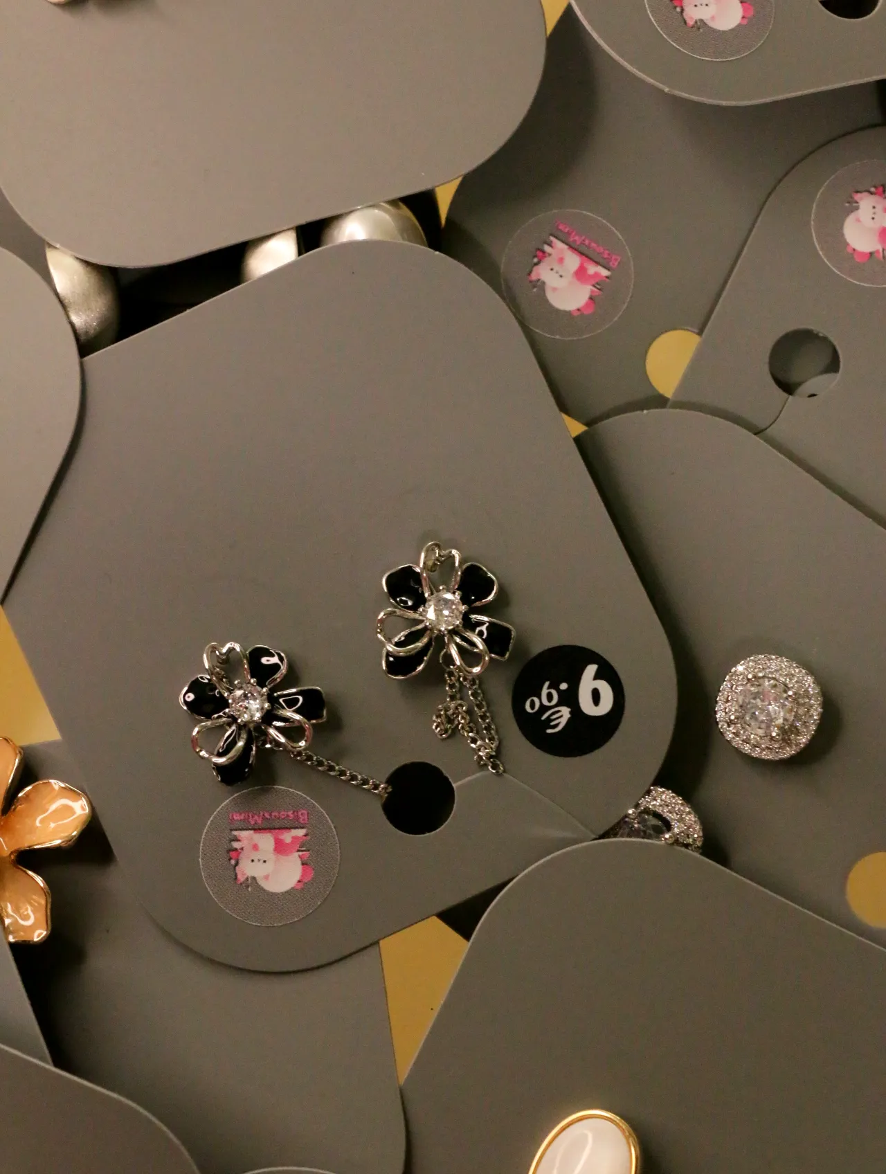 Pendientes de flores negras con detalles de cadenas plateadas — lote de bisutería online, vista principal · Lola y Sol (LOLA-P-BC-001)