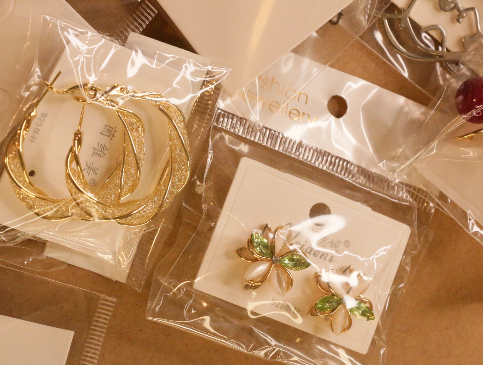 Pendientes florales verdes y aros dorados texturizados — lote de bisutería originales, detalle del acabado · Lola y Sol (LT039)