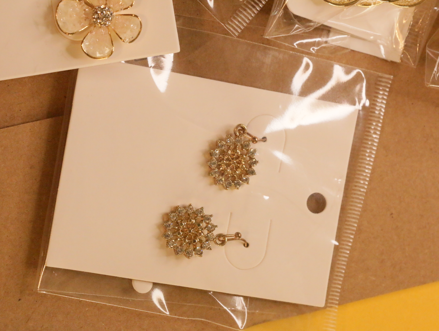 Lote de pendientes de bisutería variados para revendedores — lote de bisutería para mujer, detalle · Lola y Sol (LT039)