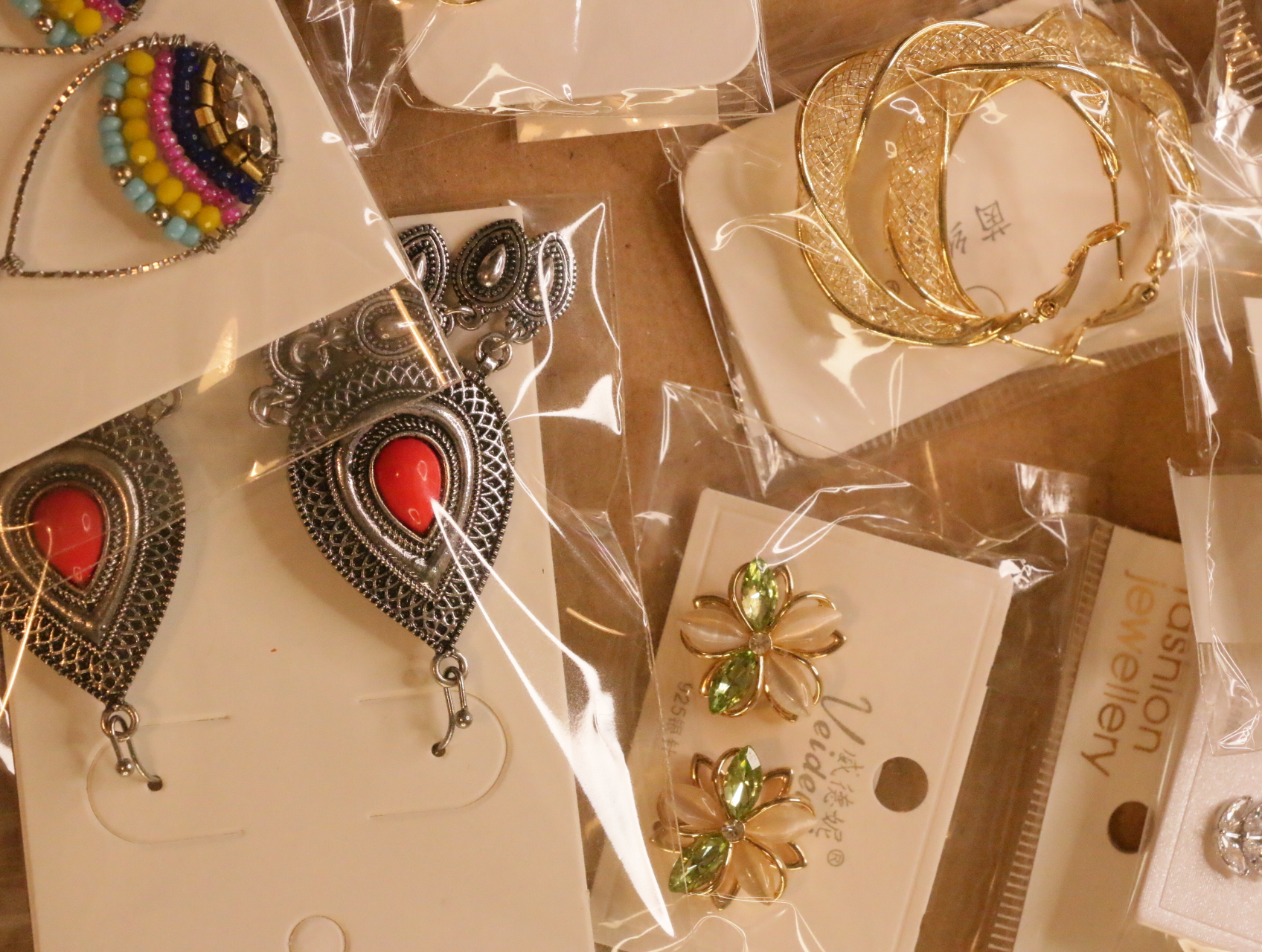 Surtido de pendientes con aros texturizados, flores y abalorios de colores — lote de bisutería para mujer, vista principal · Lola y Sol (LT040)