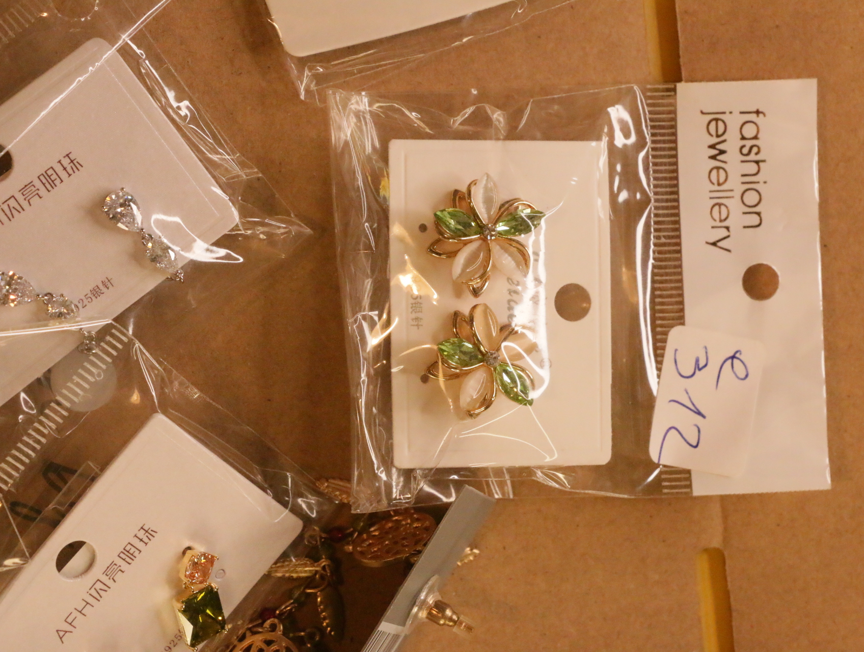 Pendientes florales verdes y crema con detalles dorados — lote de bisutería de moda, vista lateral · Lola y Sol (LT040)