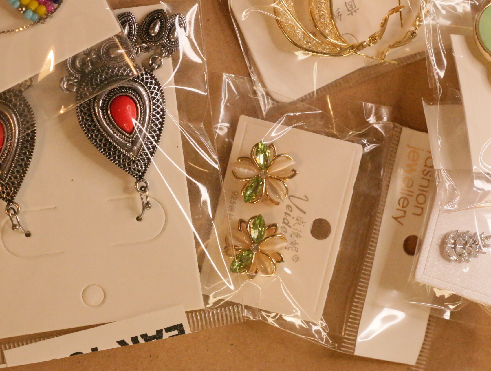 Pendientes florales y colgantes plateados con detalles rojos — lote de bisutería online, vista principal · Lola y Sol (LT040)