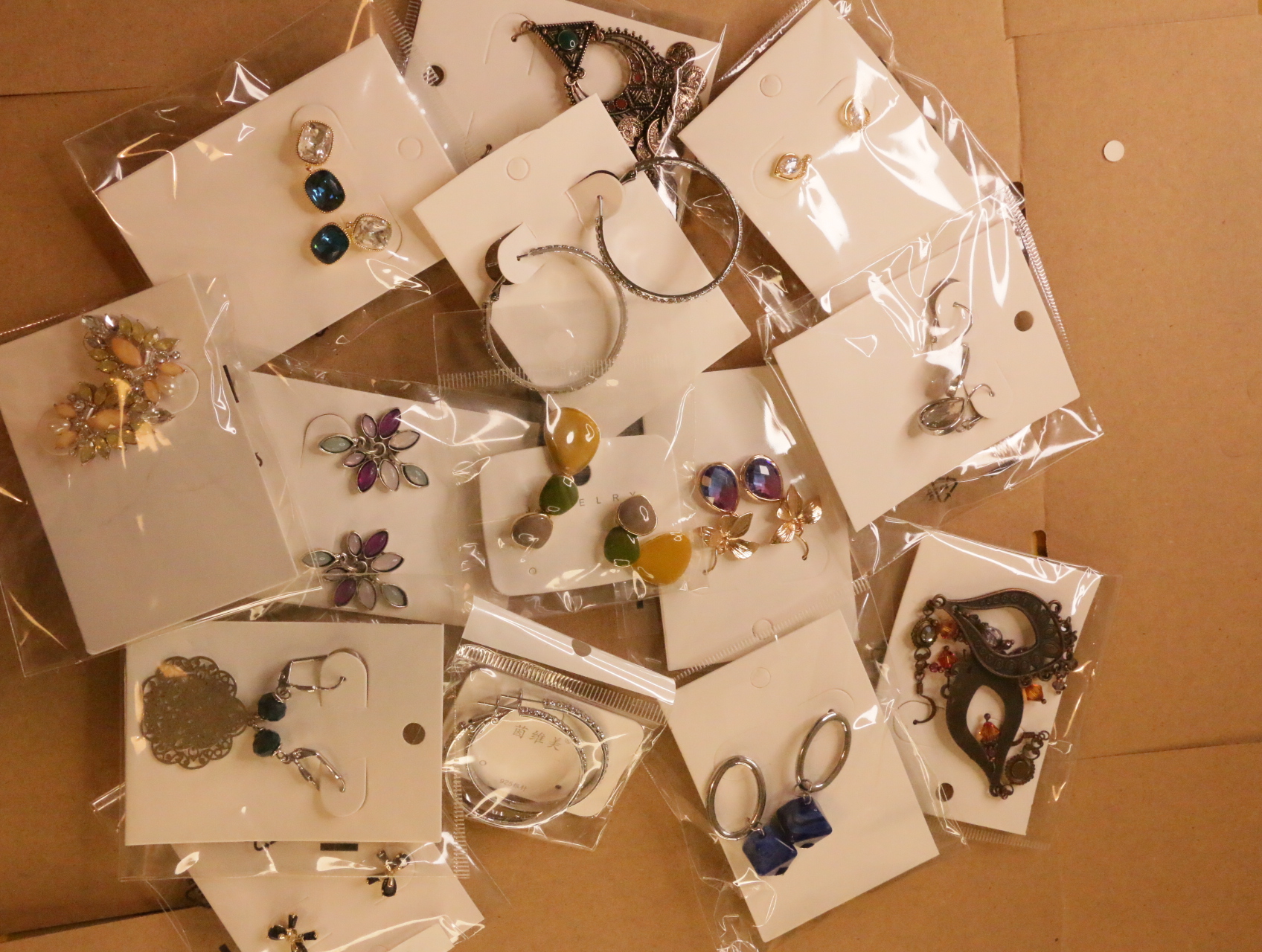 Vista general del lote de pendientes con aros, flores y diseños colgantes — lote de bisutería para mujer, vista principal · Lola y Sol (LT041)