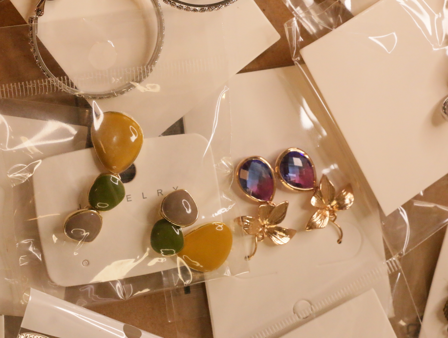 Pendientes florales dorados con gotas moradas y pendientes colgantes multicolor — lote de bisutería baratos, detalle · Lola y Sol (LT041)