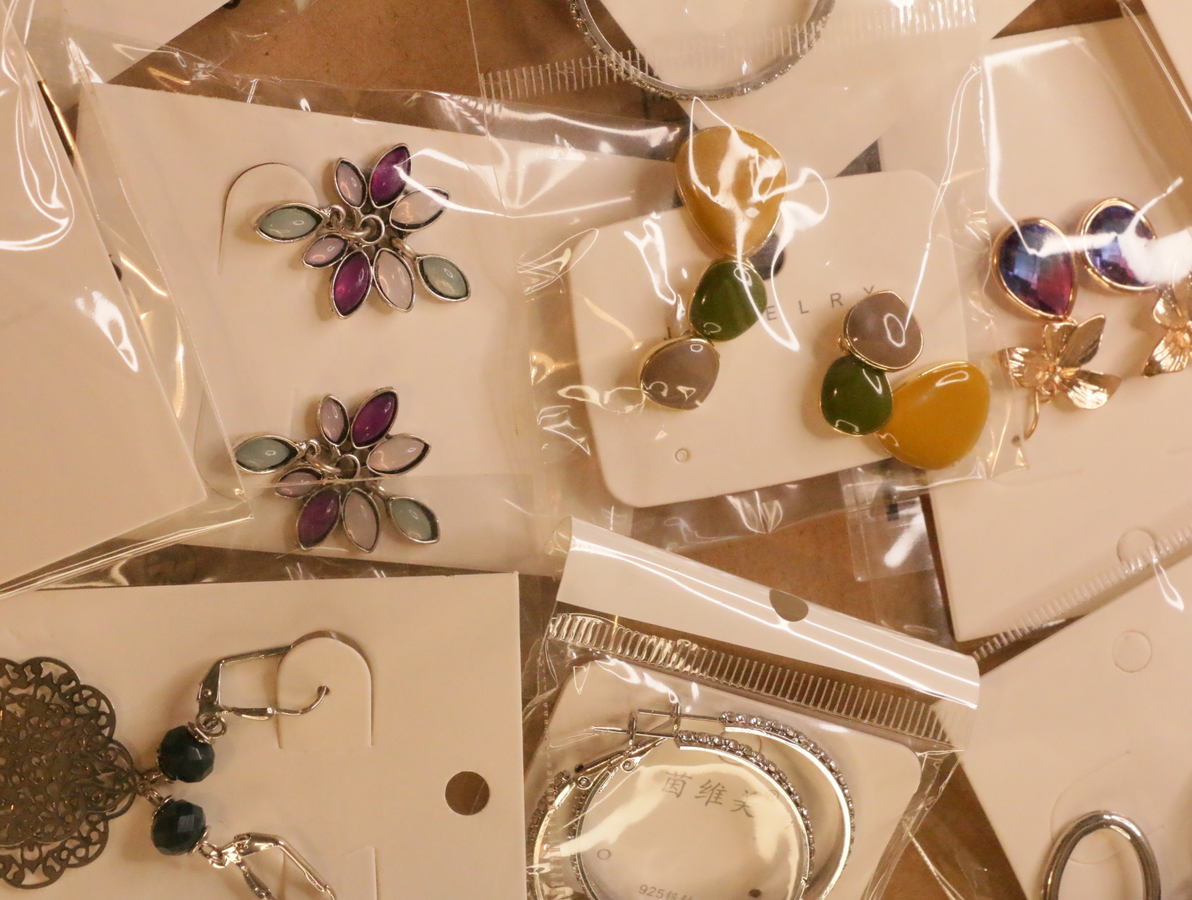 Pendientes florales de colores, detalles mostaza y diseños colgantes de filigrana — lote de bisutería online, vista principal · Lola y Sol (LT041)