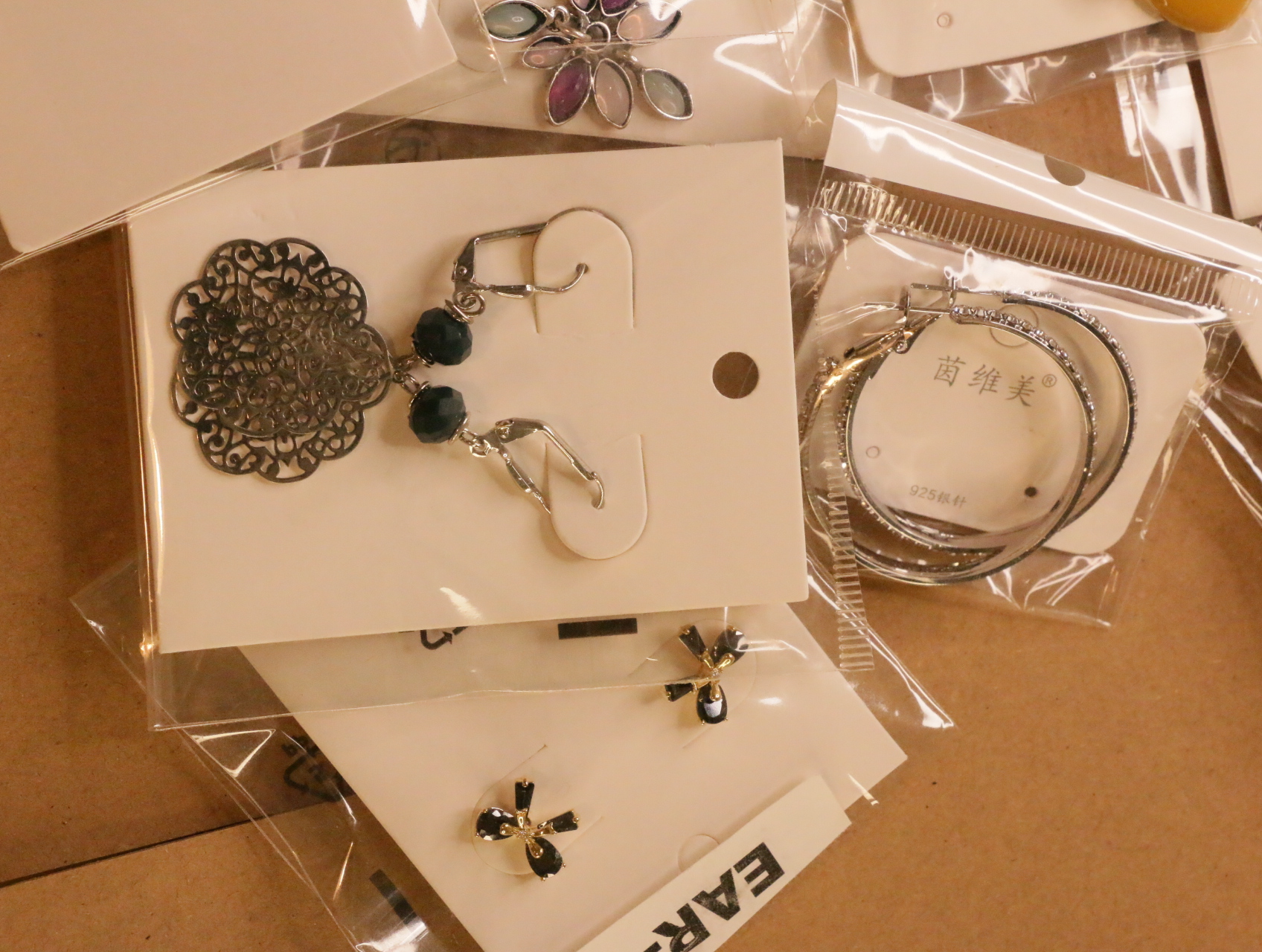 Lote de pendientes de bisutería variados para reventa — lote de bisutería para mujer, detalle · Lola y Sol (LT041)