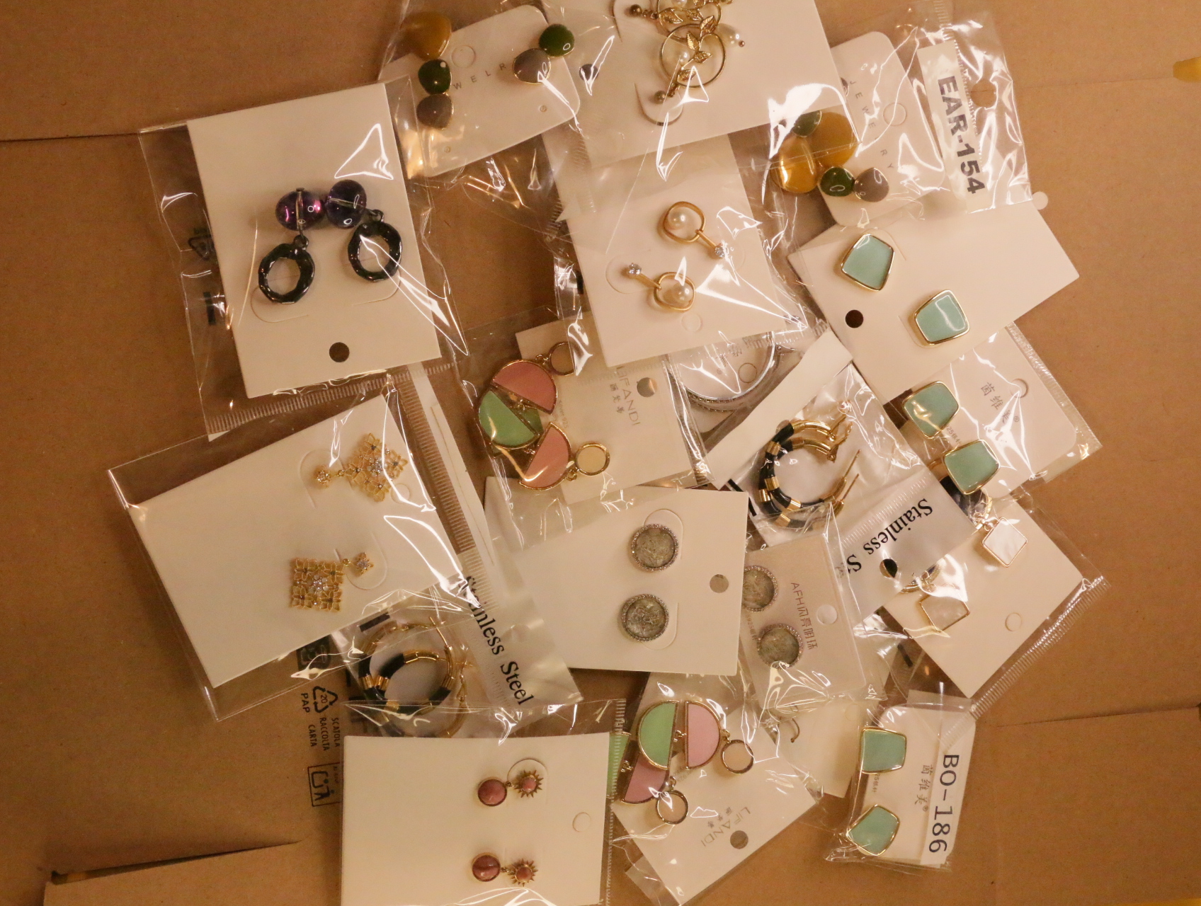 Vista general del lote de pendientes variados sobre tarjetas — lote de bisutería para mujer, vista principal · Lola y Sol (LT042)