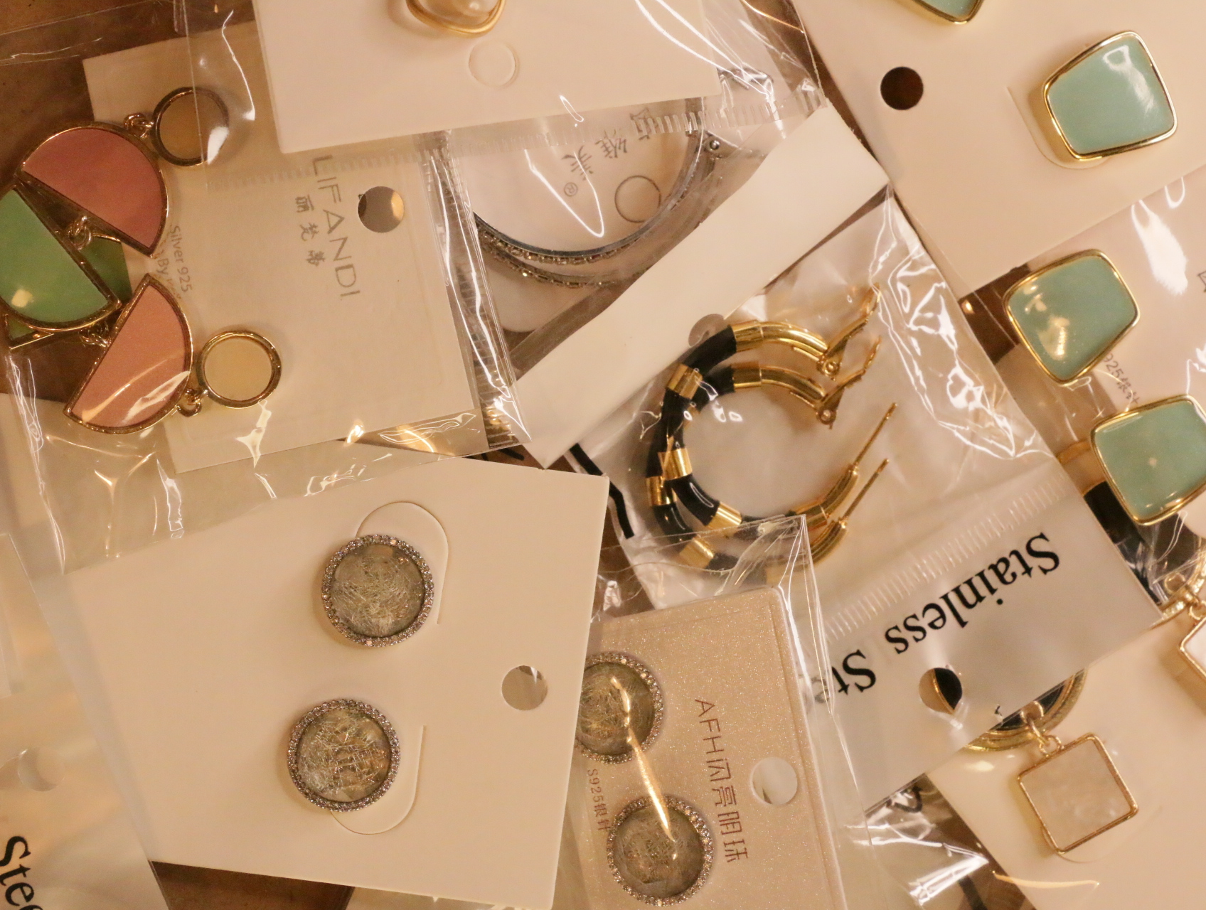 Pendientes variados con detalles pastel y acabados metálicos — lote de bisutería baratos, detalle · Lola y Sol (LT042)
