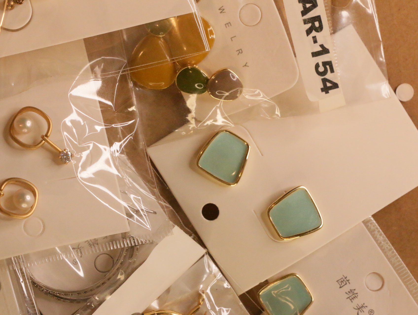 Pendientes geométricos verde menta y detalles colgantes de efecto perlado — lote de bisutería de moda, vista lateral · Lola y Sol (LT042)