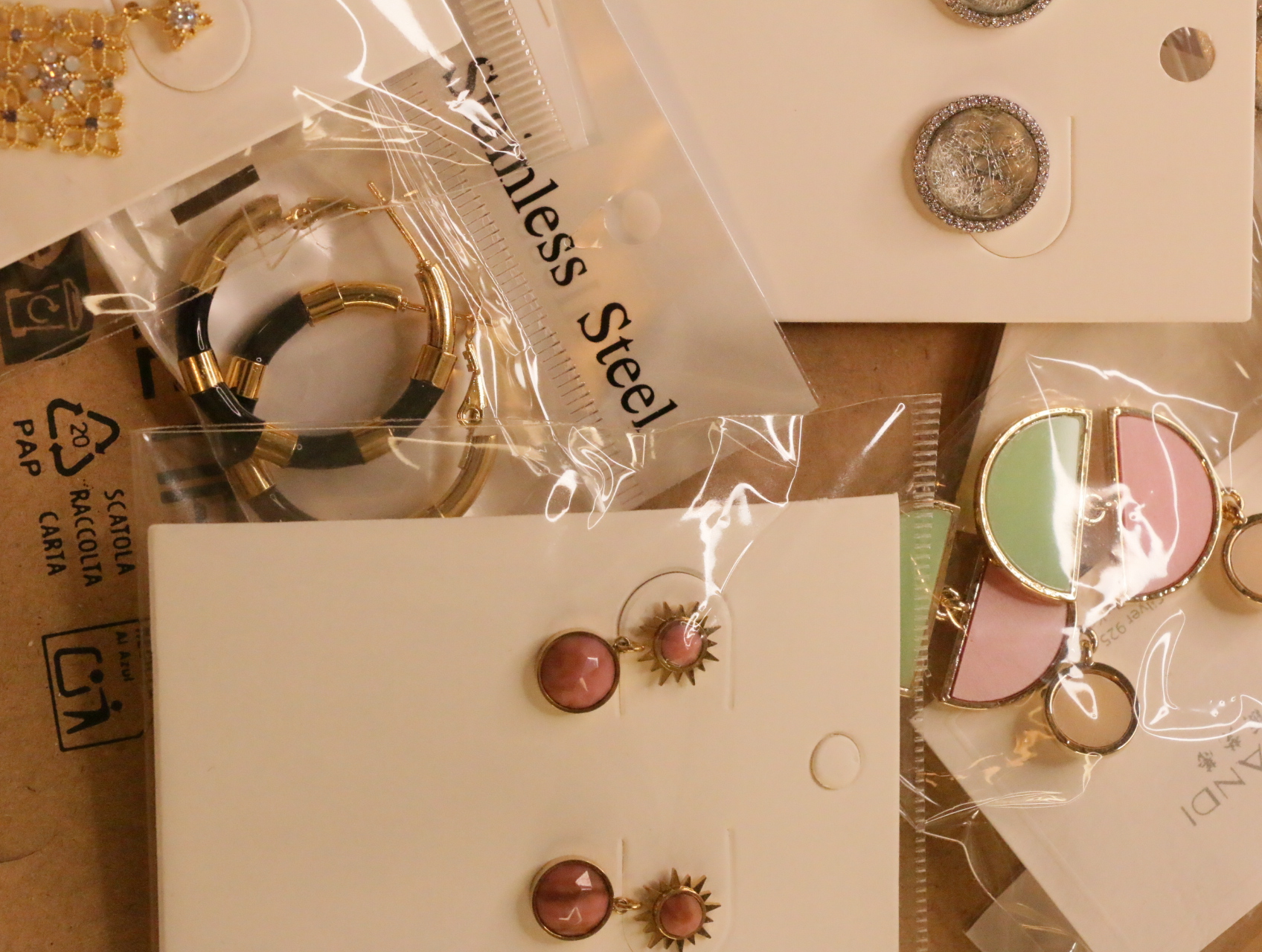Lote de pendientes de bisutería variados para reventa — lote de bisutería para mujer, detalle · Lola y Sol (LT042)