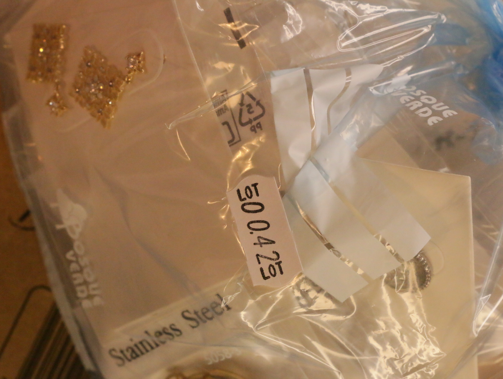 Lote de pendientes de bisutería variados para reventa — lote de bisutería de moda, detalle del acabado · Lola y Sol (LT042)