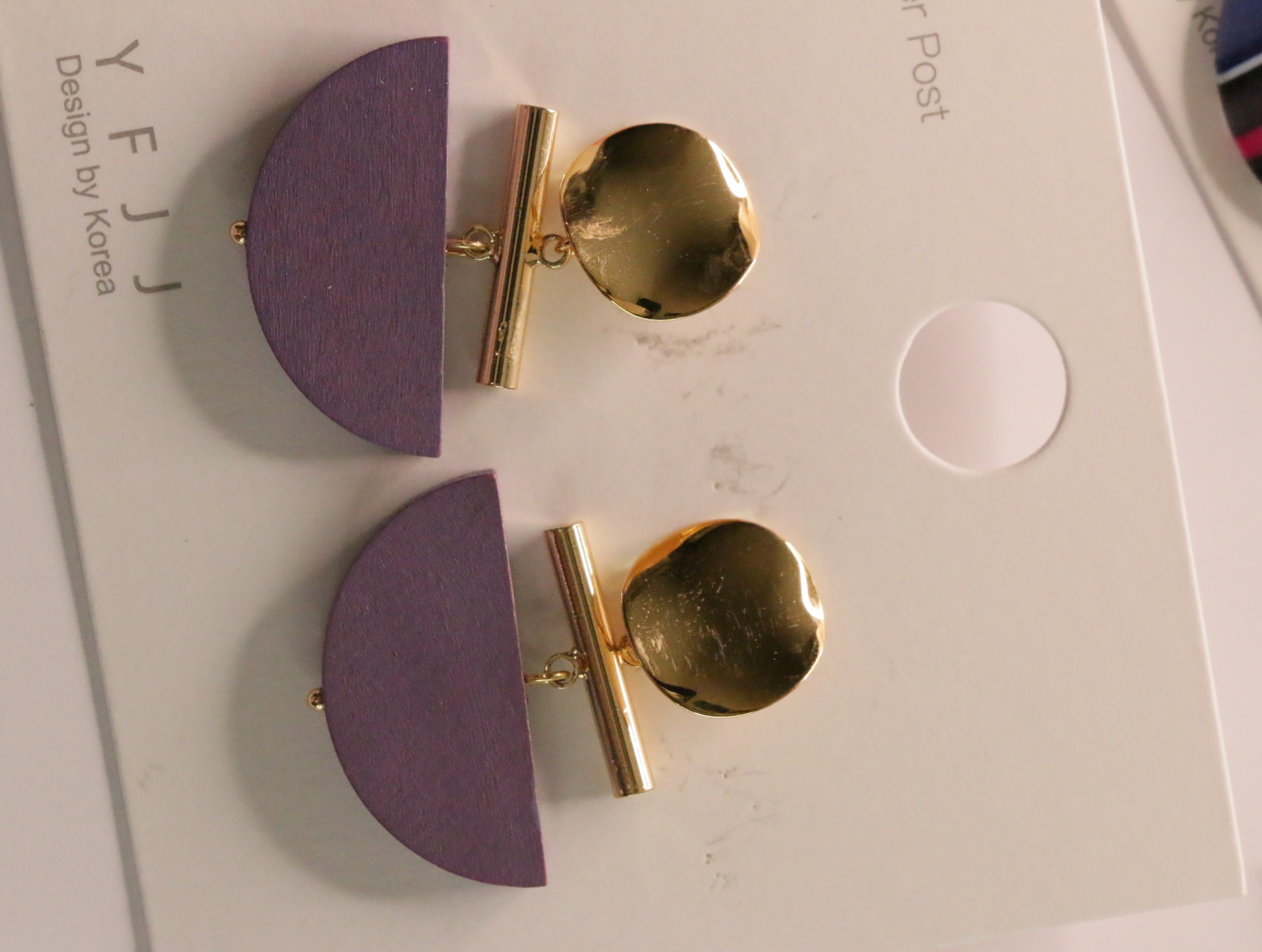 Pendientes semicirculares morados con parte superior metálica dorada — lote de bisutería de moda, vista lateral · Lola y Sol (LT043)