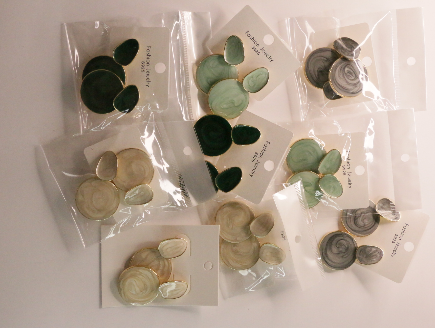 Vista de conjunto de pendientes marmoleados en verde, gris y crema — lote de bisutería para mujer, vista principal · Lola y Sol (LT044)