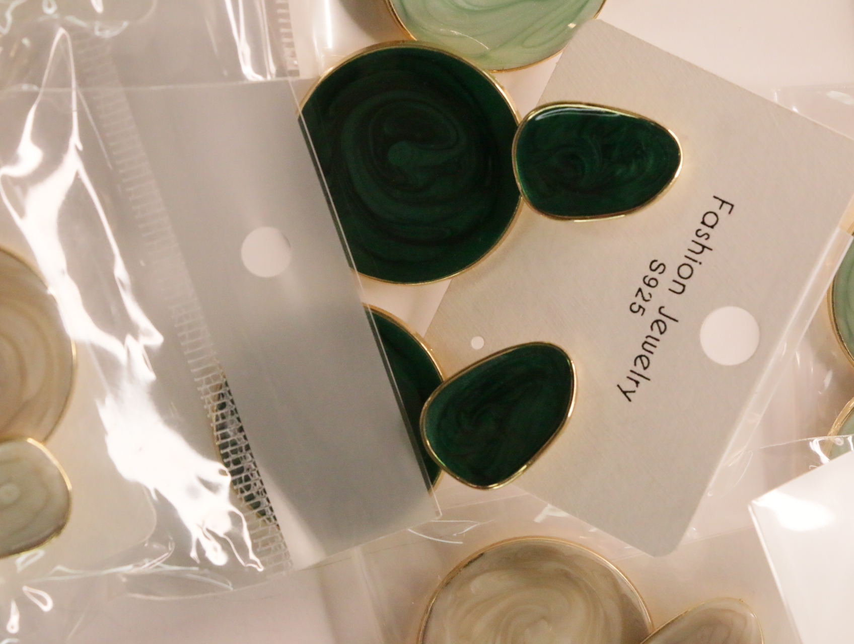 Pendientes verde oscuro marmoleados con bordes dorados — lote de bisutería baratos, detalle · Lola y Sol (LT044)