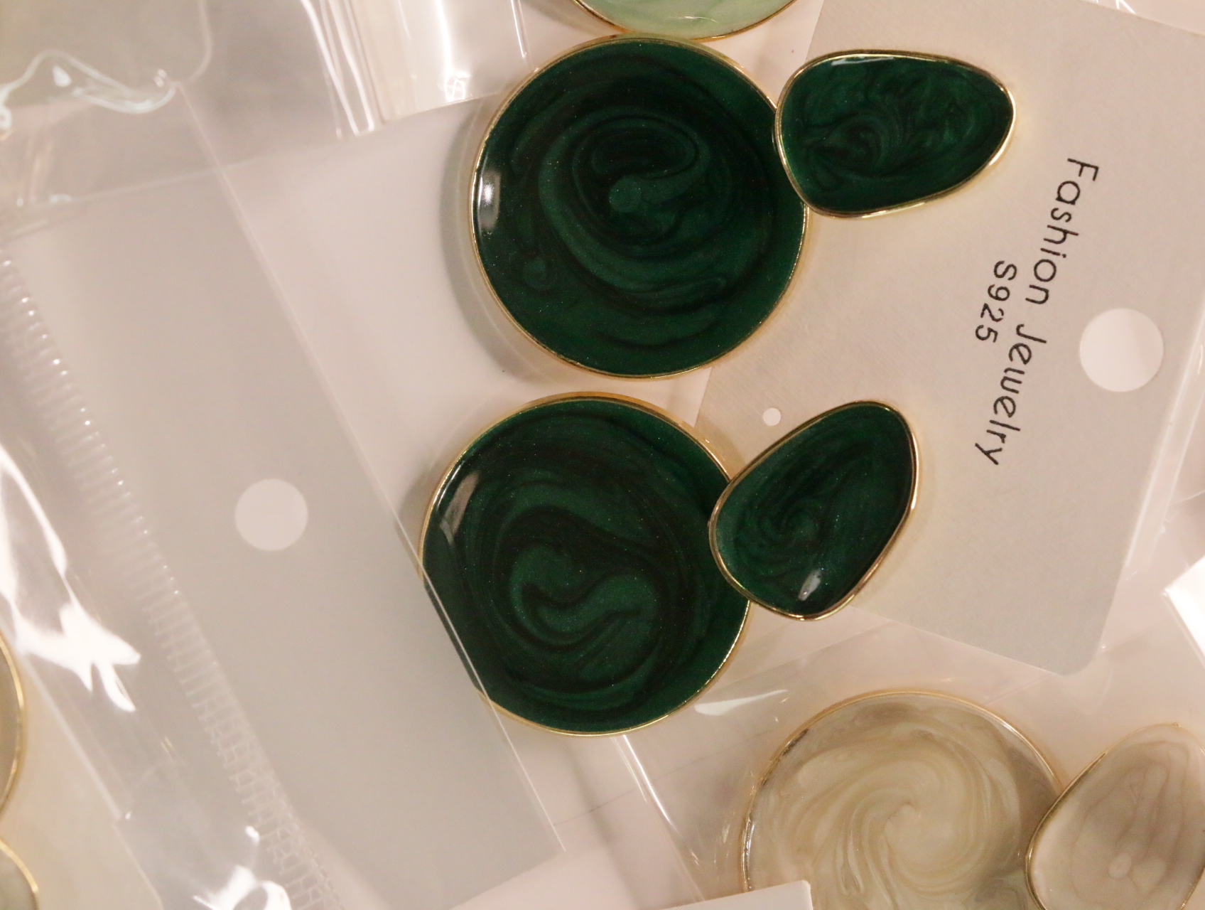 Detalle de pendientes circulares marmoleados verde oscuro — lote de bisutería online, vista principal · Lola y Sol (LT044)