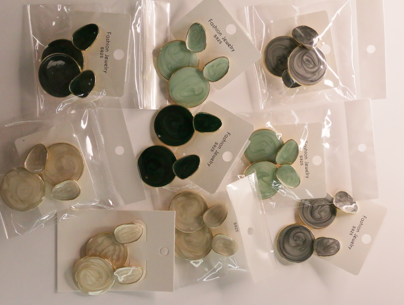 Lote de pendientes colgantes efecto marmoleado con bordes dorados — lote de bisutería para mujer, detalle · Lola y Sol (LT044)
