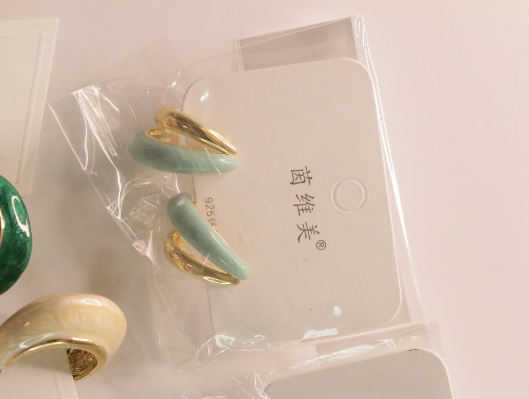 Pendientes curvos verde menta con acabado dorado — lote de bisutería baratos, detalle · Lola y Sol (LT045)