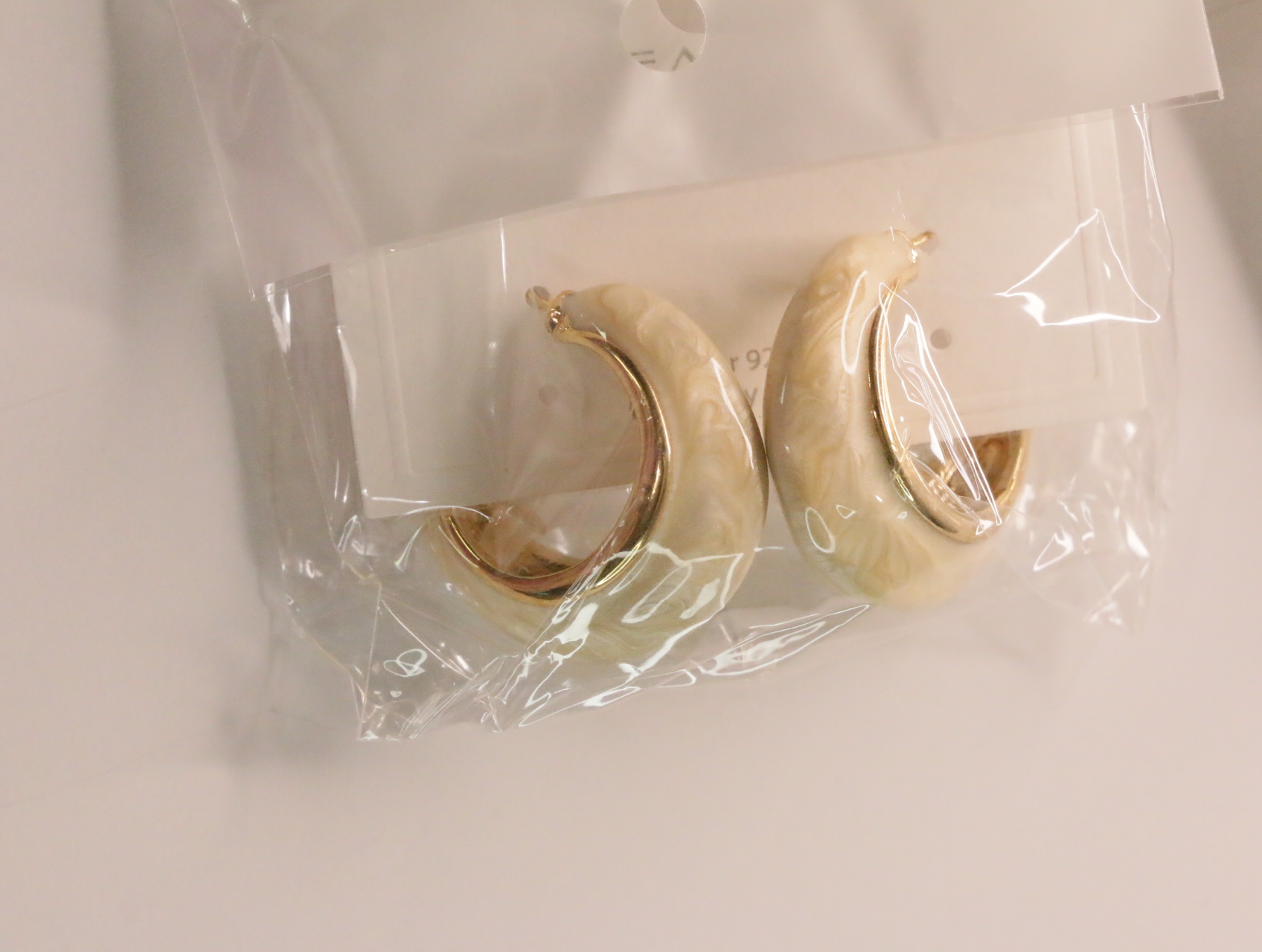Detalle de aros crema con interiores dorados — lote de bisutería online, vista principal · Lola y Sol (LT045)