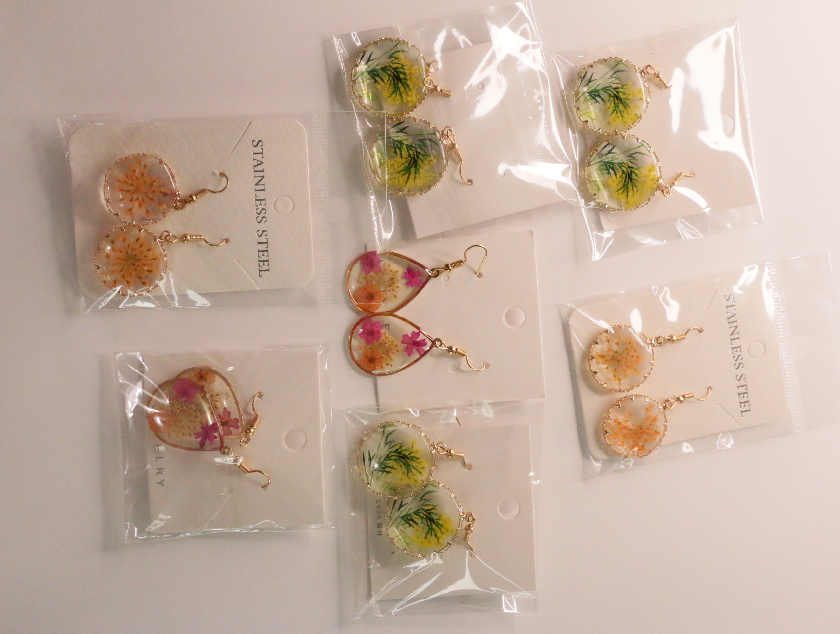 Vista general del lote de pendientes florales con detalles dorados — lote de bisutería para mujer, vista principal · Lola y Sol (LT046)