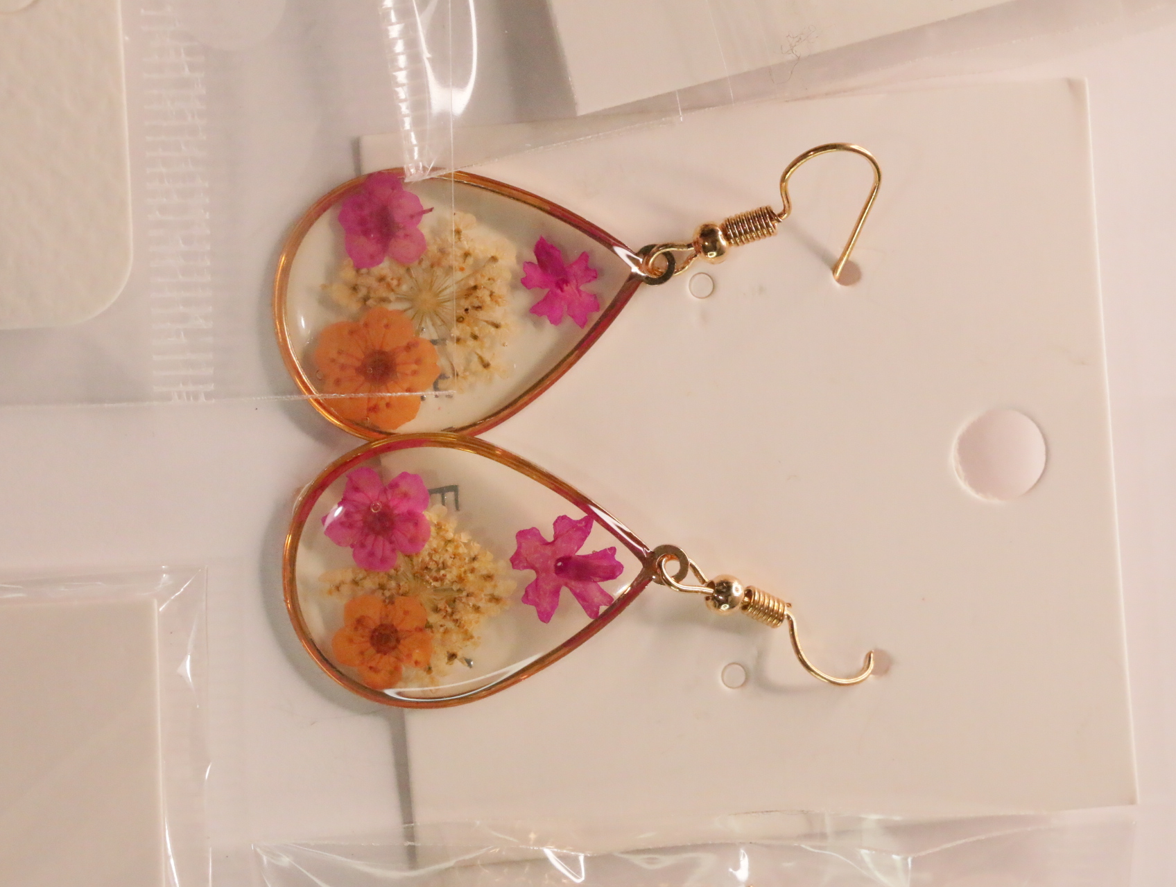 Pendientes de lágrima con detalles florales rosas, crema y naranjas — lote de bisutería baratos, detalle · Lola y Sol (LT046)