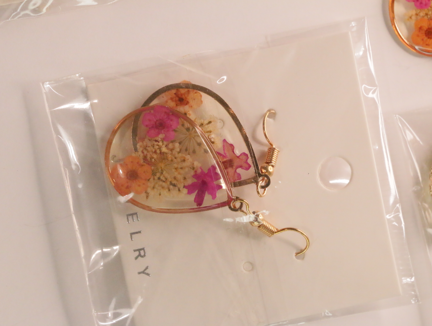 Pendientes de lágrima transparentes con detalles florales multicolor — lote de bisutería online, vista principal · Lola y Sol (LT046)