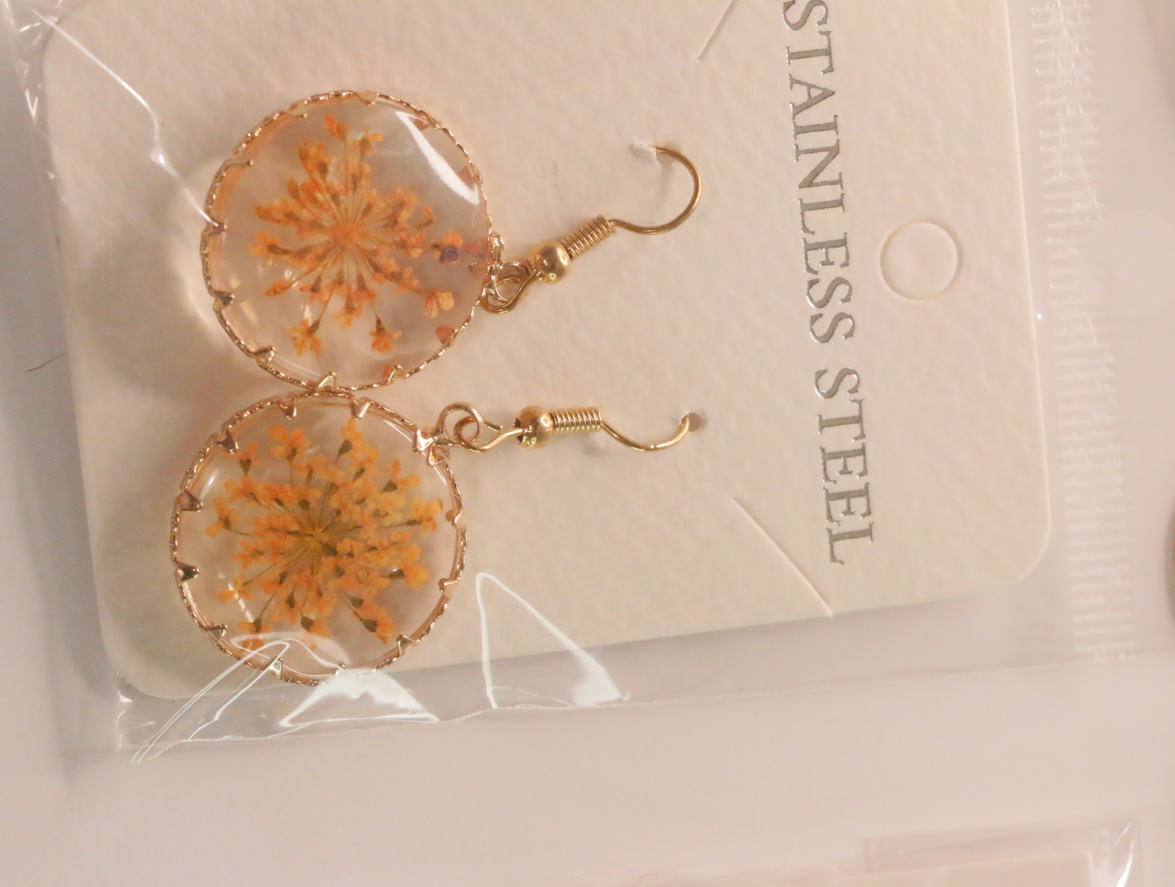 Lote de pendientes colgantes florales con acabado dorado — lote de bisutería para mujer, detalle · Lola y Sol (LT046)