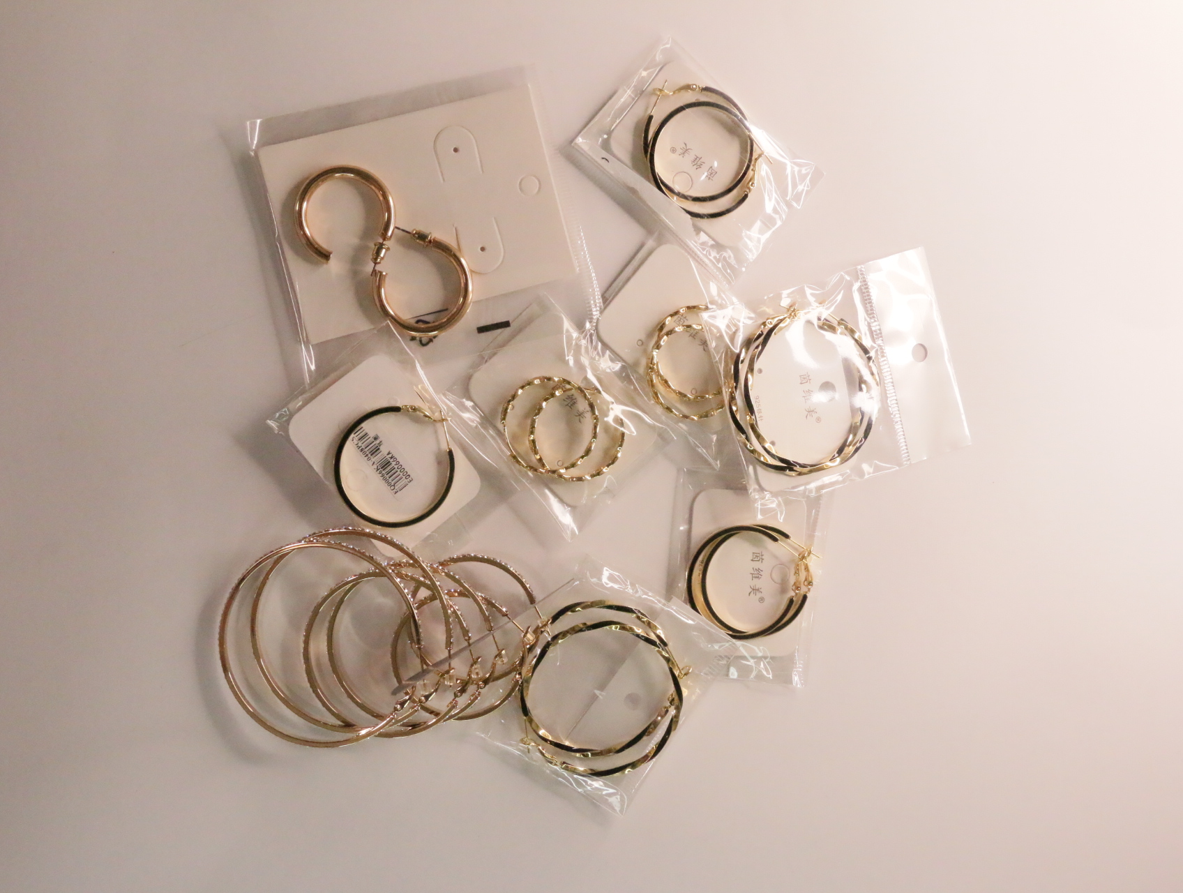 Vista de conjunto del lote de pendientes de aro variados — lote de bisutería para mujer, vista principal · Lola y Sol (LT047)